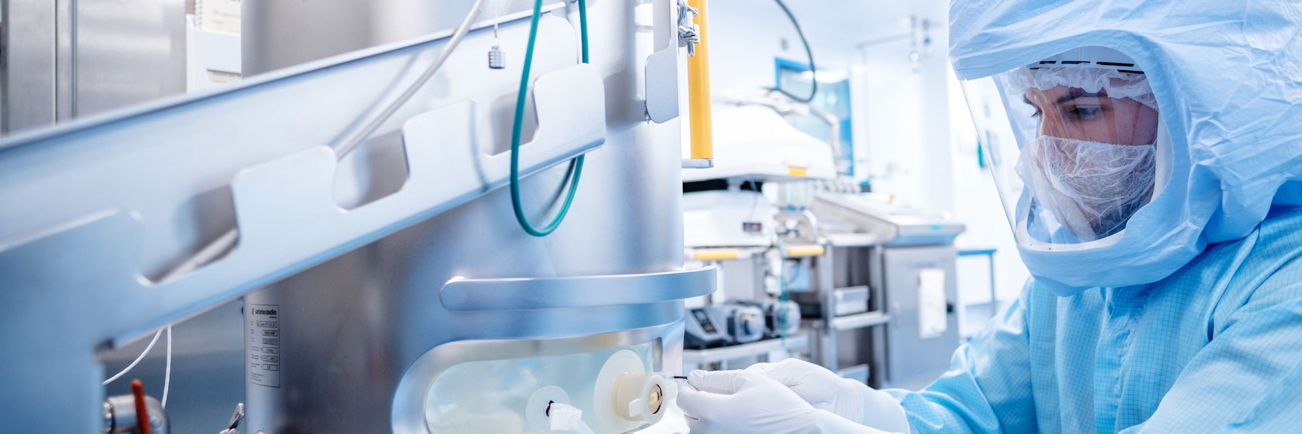 In der Produktion von Biontech in Marburg sehen die Mitarbeiter wie Astronauten aus.&nbsp;