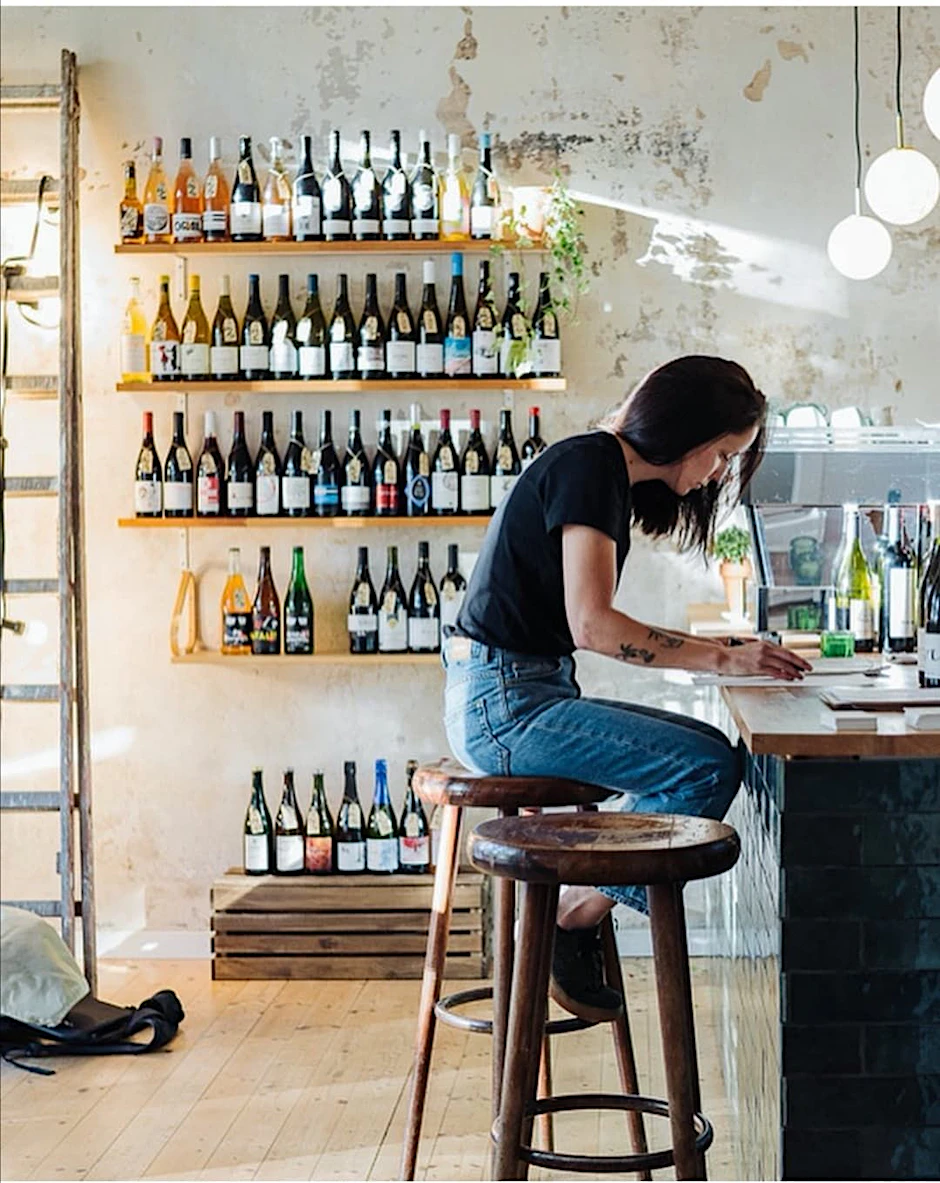 Viivi Haussila-Seppo am Tresen der Winebar Palsta.