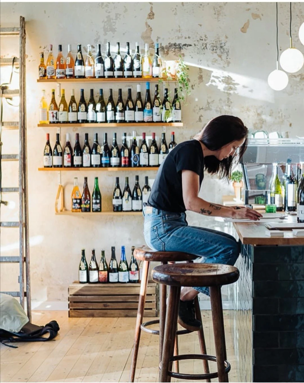 Viivi Haussila-Seppo am Tresen der Winebar Palsta.