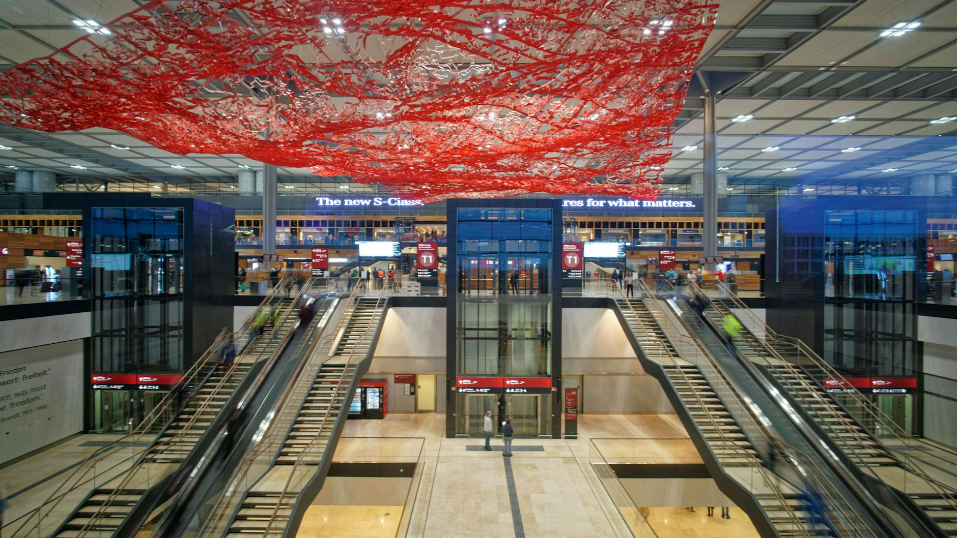 Treppen zur BER-Empfangshalle. Hier ist es zurzeit frostig kalt.