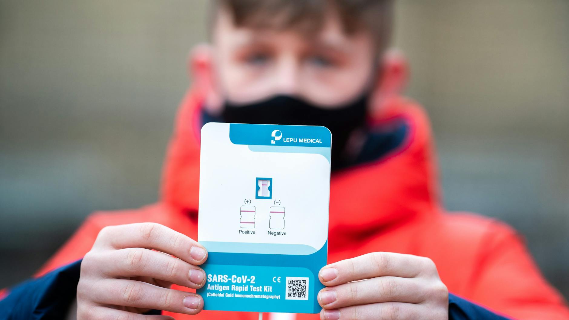 Ein Schulkind in Wien mit einem negativen Antigen-Schnelltest.