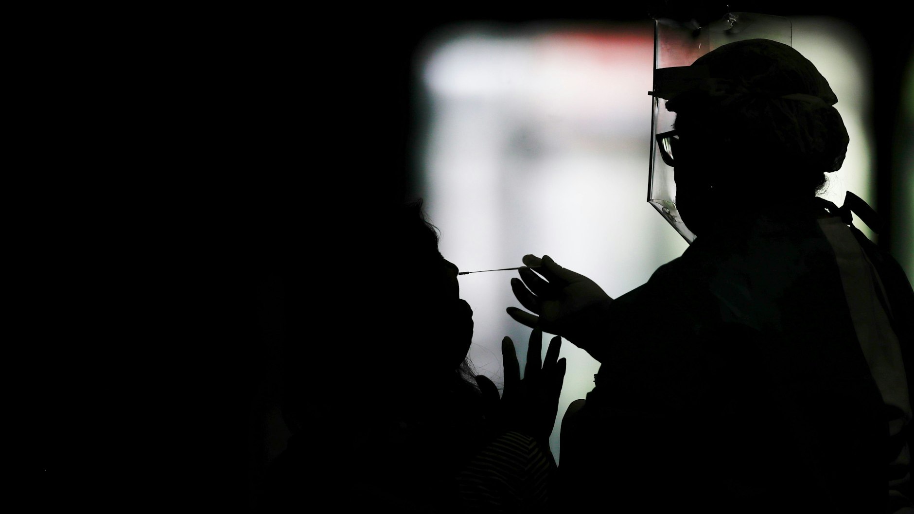 Tägliche Corona-Tests beim gesamten Personal würden Kliniken vor logistisch kaum zu bewältigende Herausforderungen stellen.