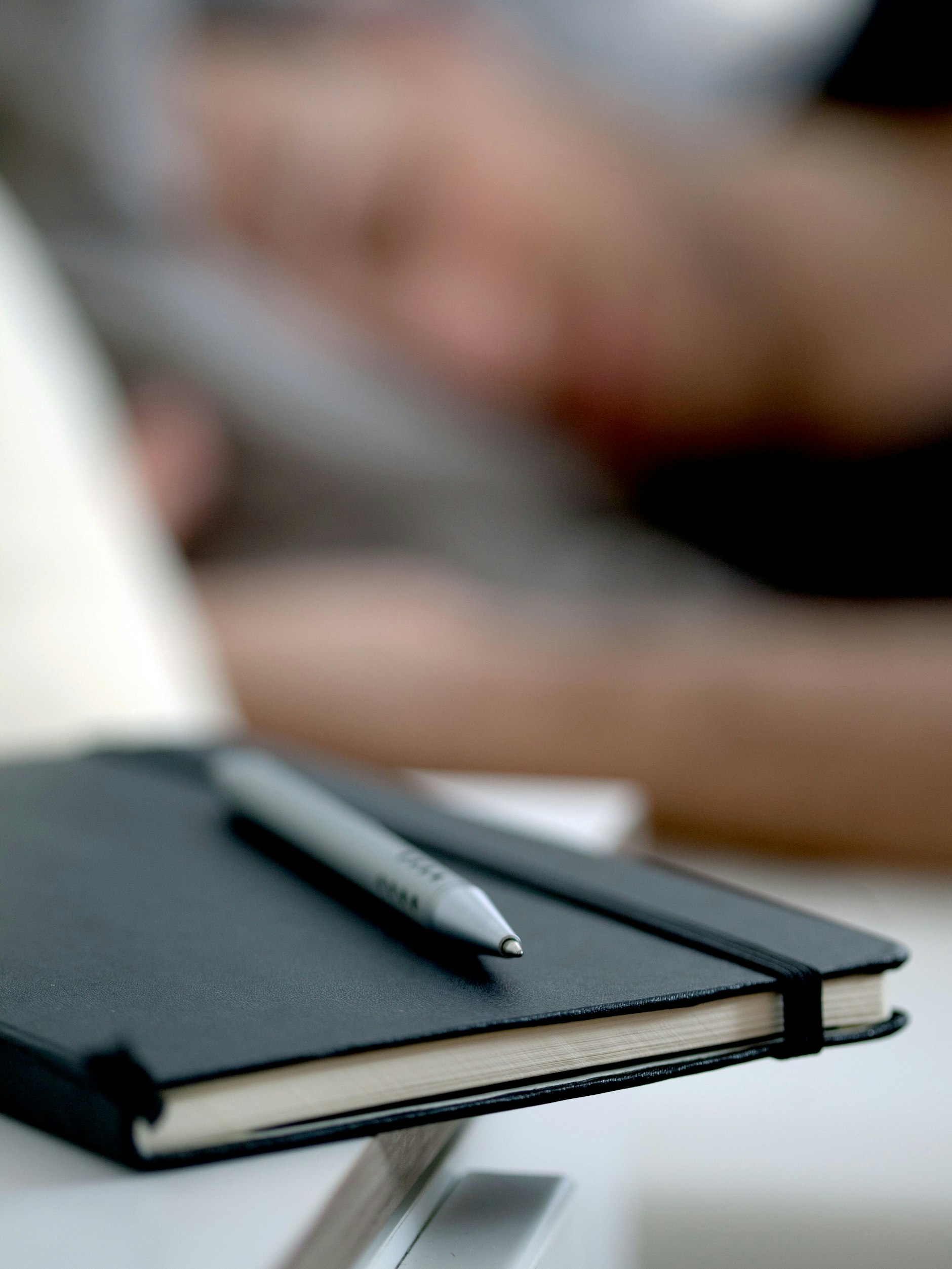 Bei wiederkehrenden Albträumen kann es helfen, sie aufzuschreiben – und dann anders enden zu lassen.