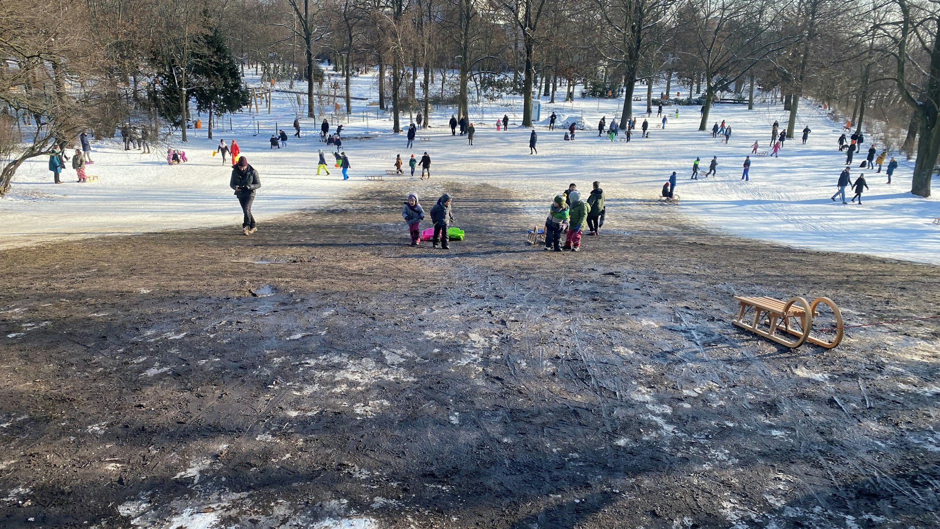 Rodelbahn ohne Schnee: Trotz Minusgraden war sogar der Boden aufgetaut und matschig.