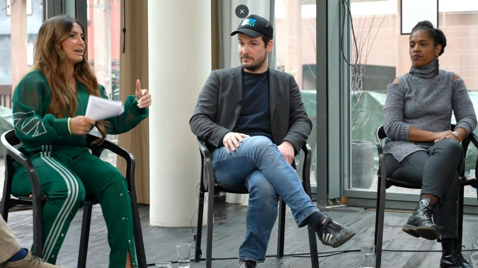 Enissa Amani (links) präsentiert: ein Screenshot der Sendung „Die beste Instanz“, verfügbar auf YouTube.