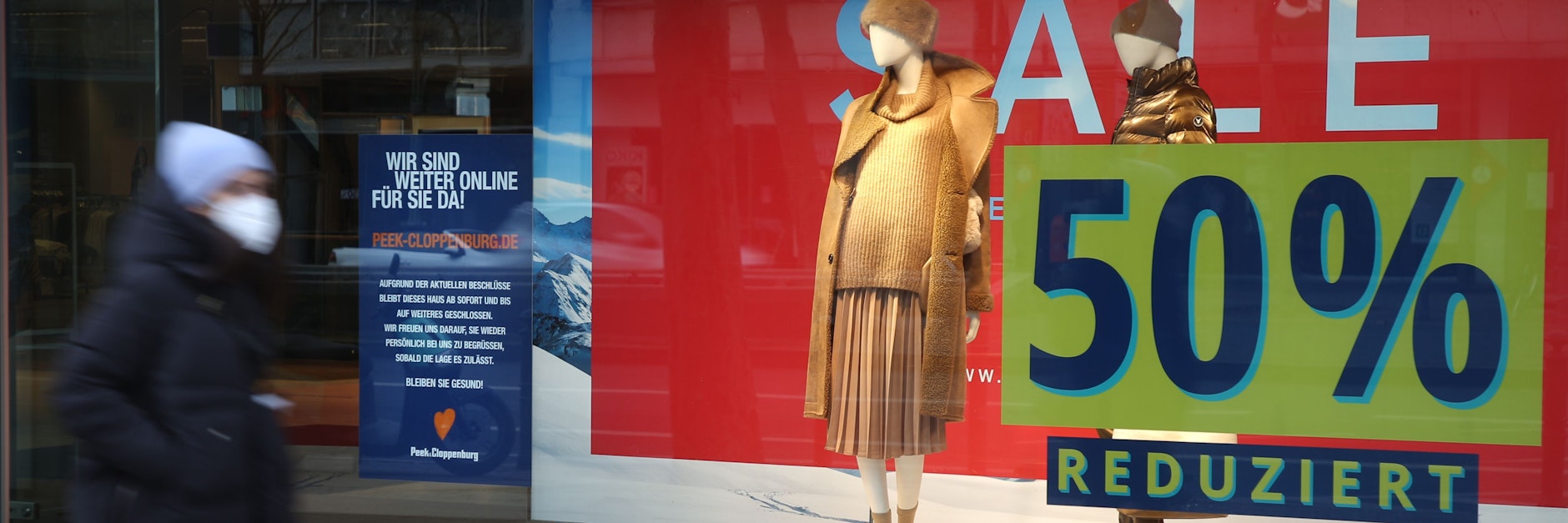 Eine Frau mit Maske geht während des Lockdowns an einem geschlossenen Modegeschäft auf dem sonst belebten Tauentzien&nbsp; vorbei.