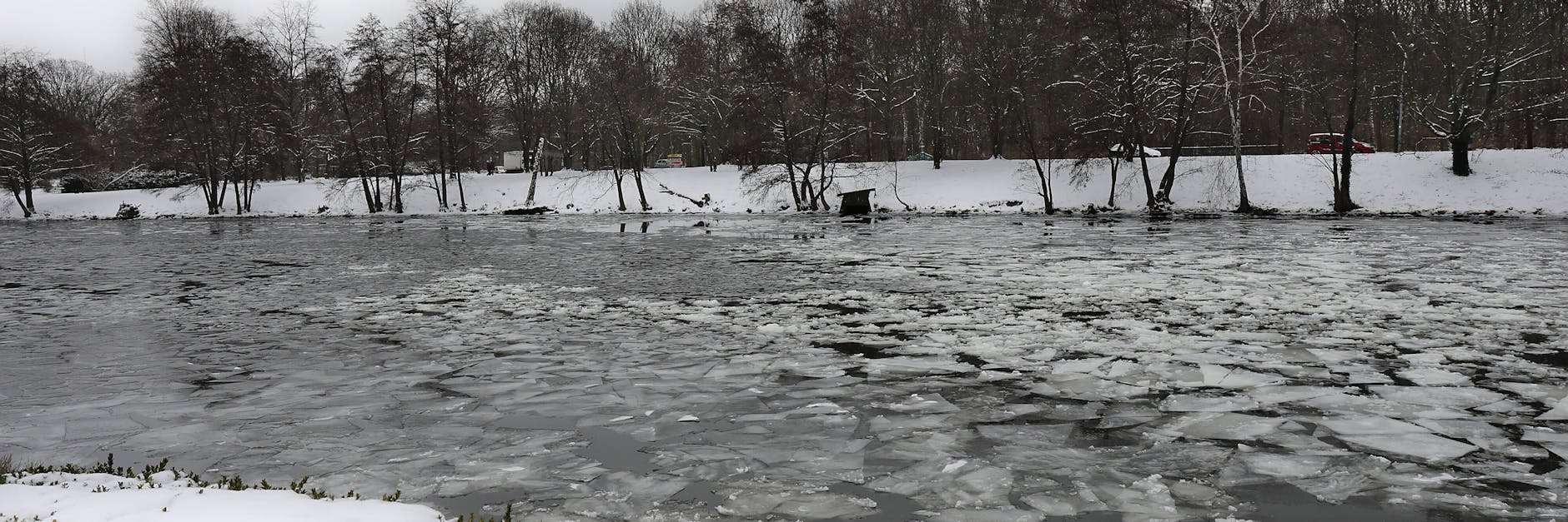 Eisschollen in der Spree am Moabiter Werder. 