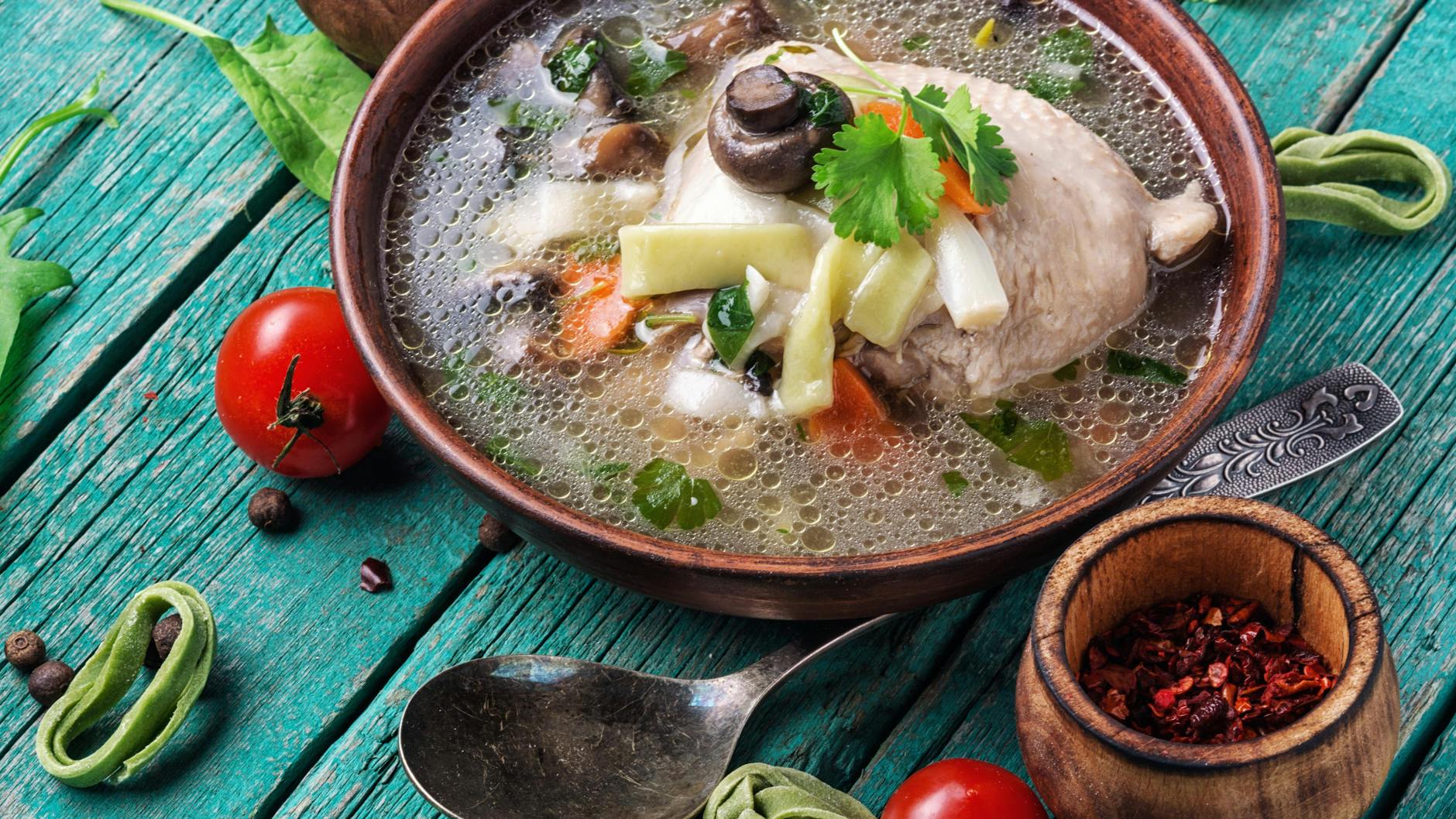 Das Geheimnis der wohltuenden Hühnersuppe ist der Anteil an Zink im Fleisch. Zink hat einen antioxidativen Charakter. Es fängt schädliche Moleküle im Körper ab.