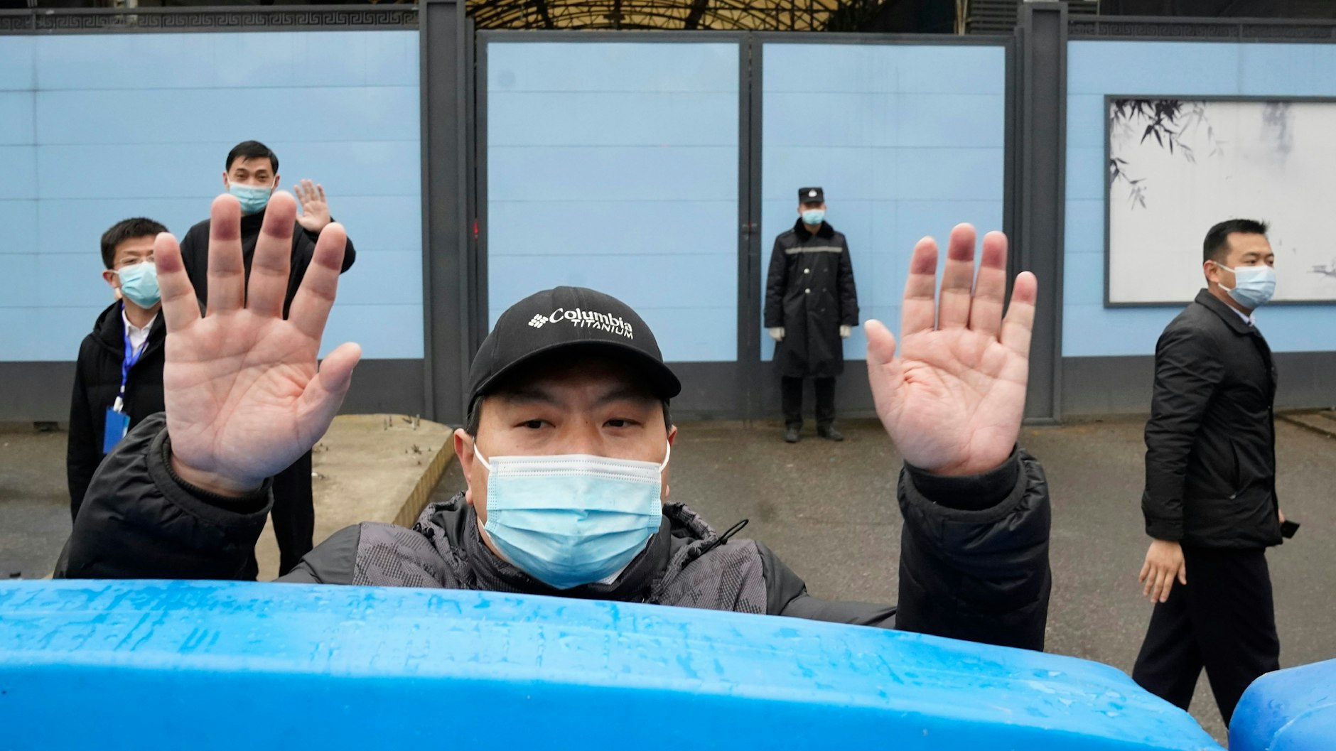 Eine WHO-Delegation hat in den vergangenen Wochen im chinesischen Wuhan nach dem Ursprung des Virus geforscht. Hier ein chinesischer Sicherheitsbeamter am Großmarkt von Wuhan, nachdem das WHO-Team den Markt betreten hatte.