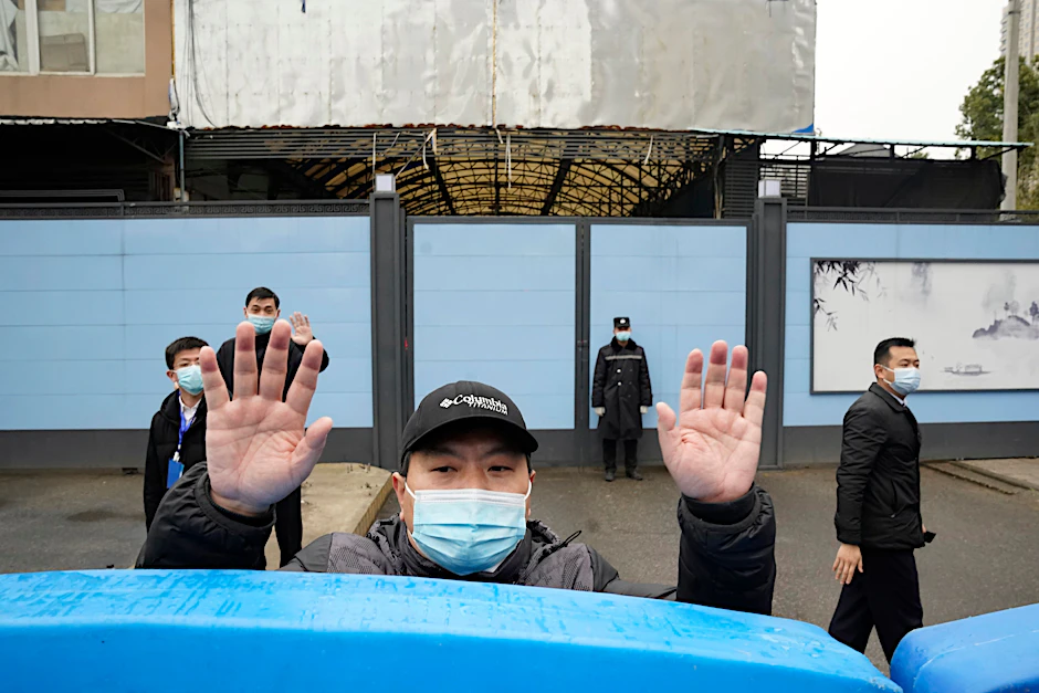 Eine WHO-Delegation hat in den vergangenen Wochen im chinesischen Wuhan nach dem Ursprung des Virus geforscht. Hier ein chinesischer Sicherheitsbeamter am Großmarkt von Wuhan, nachdem das WHO-Team den Markt betreten hatte.
