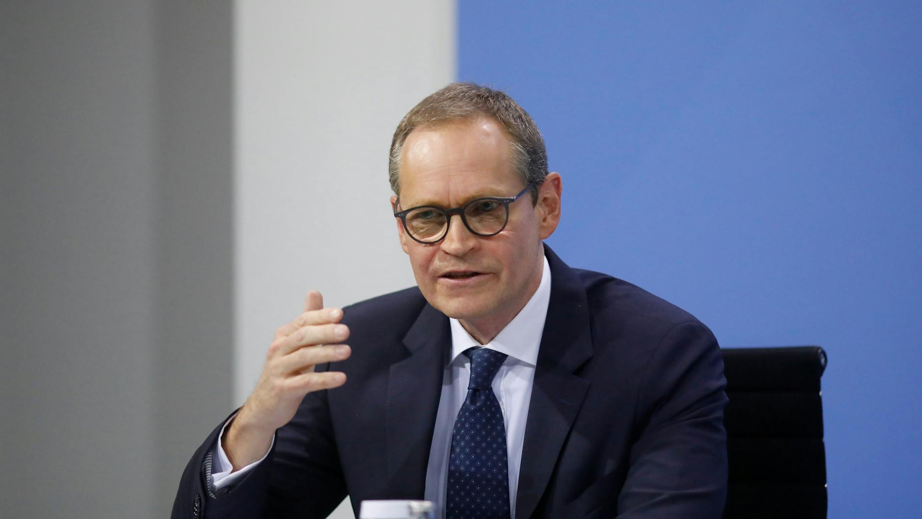 Michael Müller, Regierender Bürgermeister in Berlin, beschrieb die Öffnung von Schulen und Kitas, über die die Länder eigenständig entscheiden sollen, als schwierigen Abwägungsprozess zwischen Gesundheitsschutz einerseits sowie den sozialen Folgen weiter geschlossener Einrichtungen andererseits.