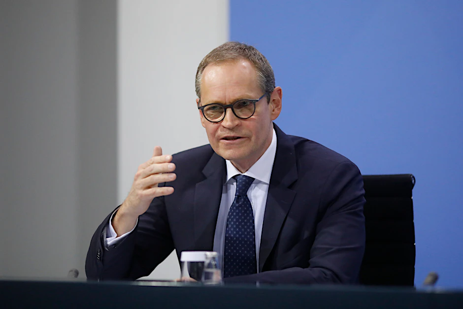 Michael Müller, Regierender Bürgermeister in Berlin,&nbsp;beschrieb die Öffnung von Schulen und Kitas, über die die Länder eigenständig entscheiden sollen, als schwierigen Abwägungsprozess zwischen Gesundheitsschutz einerseits sowie den sozialen Folgen weiter geschlossener Einrichtungen andererseits.