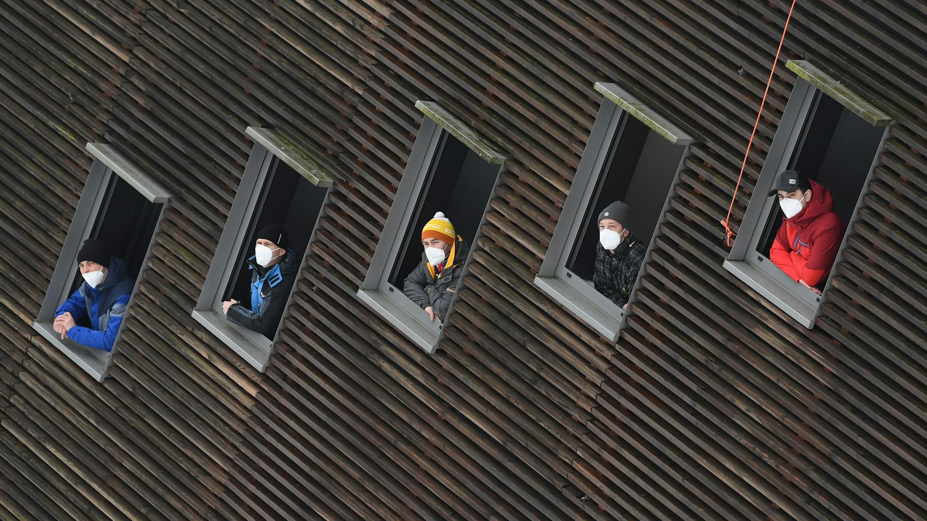 Warten auf bessere Zeiten im Corona-Winter: Kampfrichter beim Weltcup-Skispringen im hessischen Willingen. 