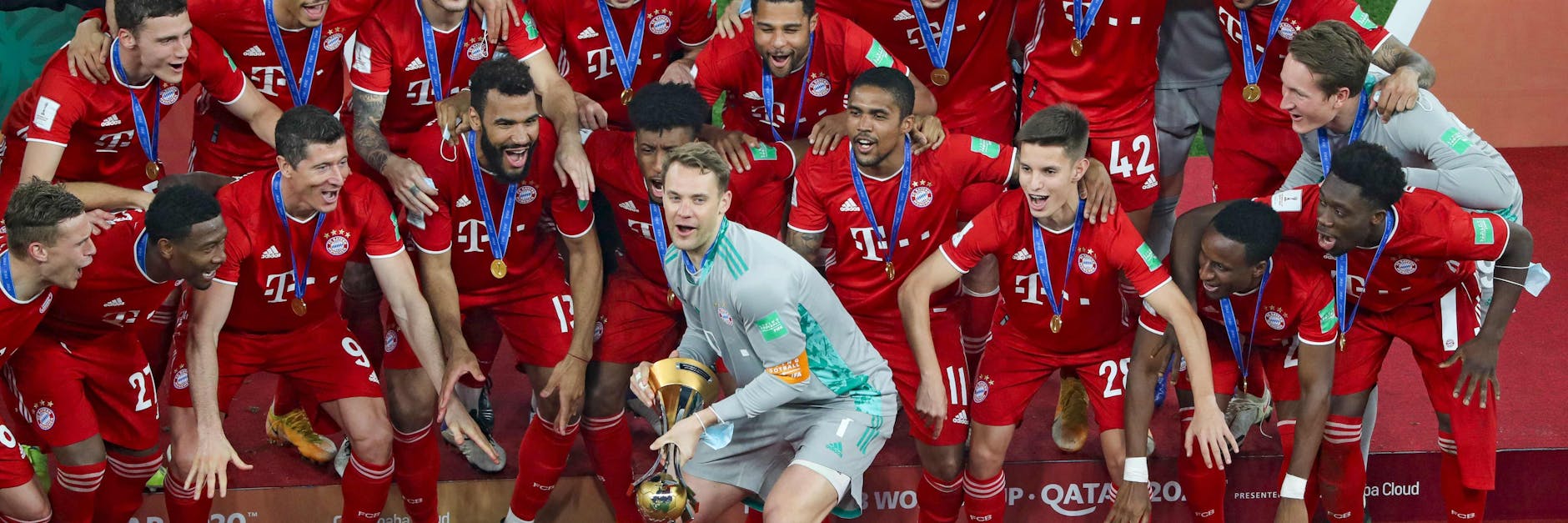 Bayern-Keeper Manuel Neuer setzt mit dem Pokal der Klub-WM zum großen Jubel an.