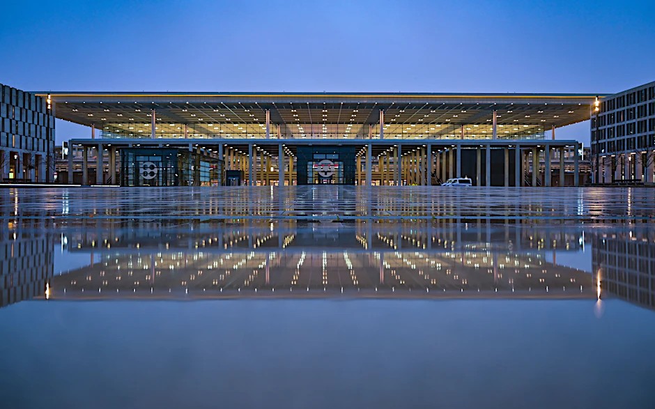 Schön anzusehen: das Terminal 1 des Flughafens BER. Doch die Glasfront birgt Risiken für Vögel.