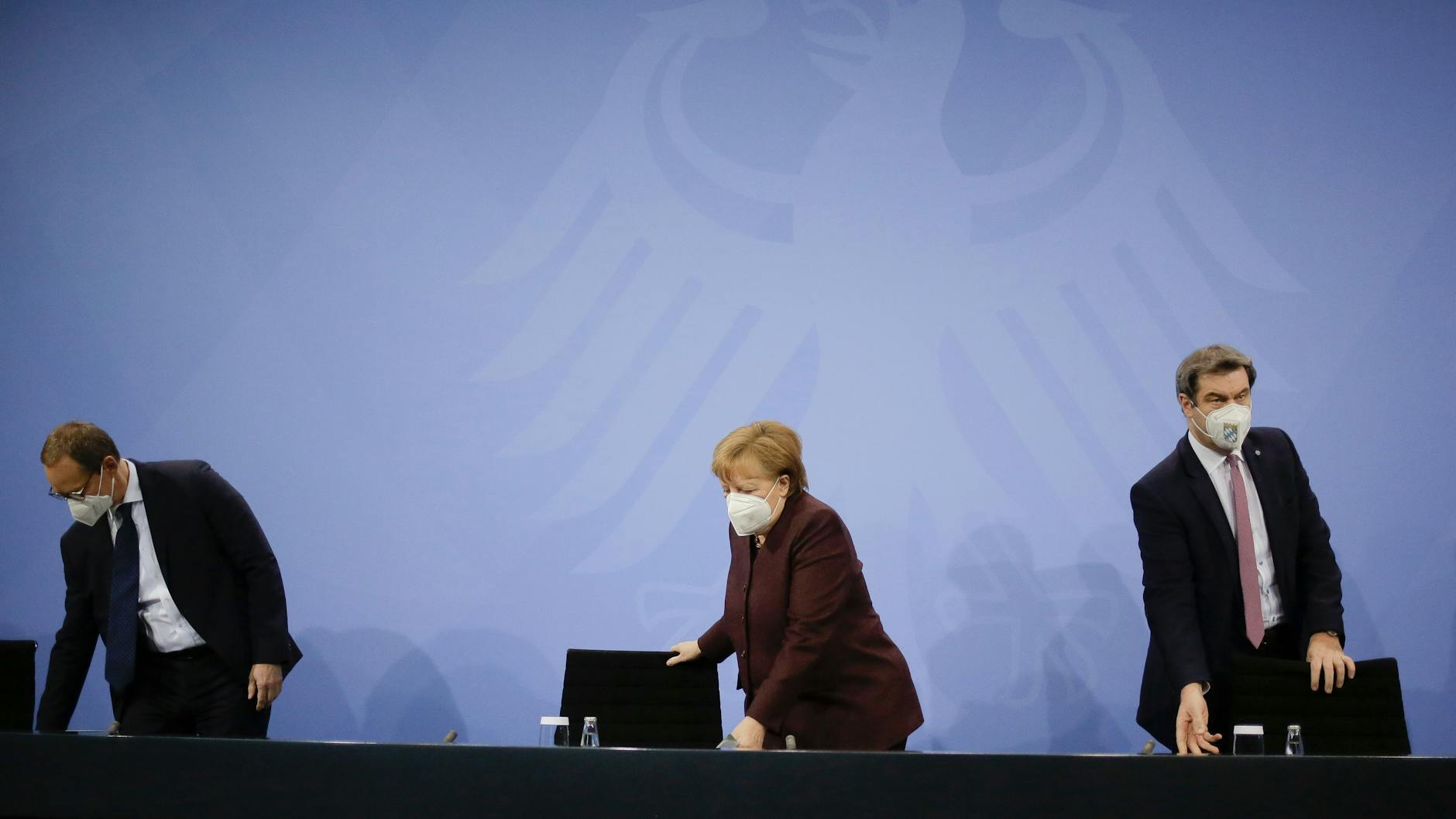 Alle paar Wochen das gleiche Ritual: Kanzlerin Angela Merkel (CDU), Berlins Regierender Bürgermeister Michael Müller (SPD) und Bayerns Ministerpräsident Markus Söder (CSU) informieren über die MPK-Beschlüsse.