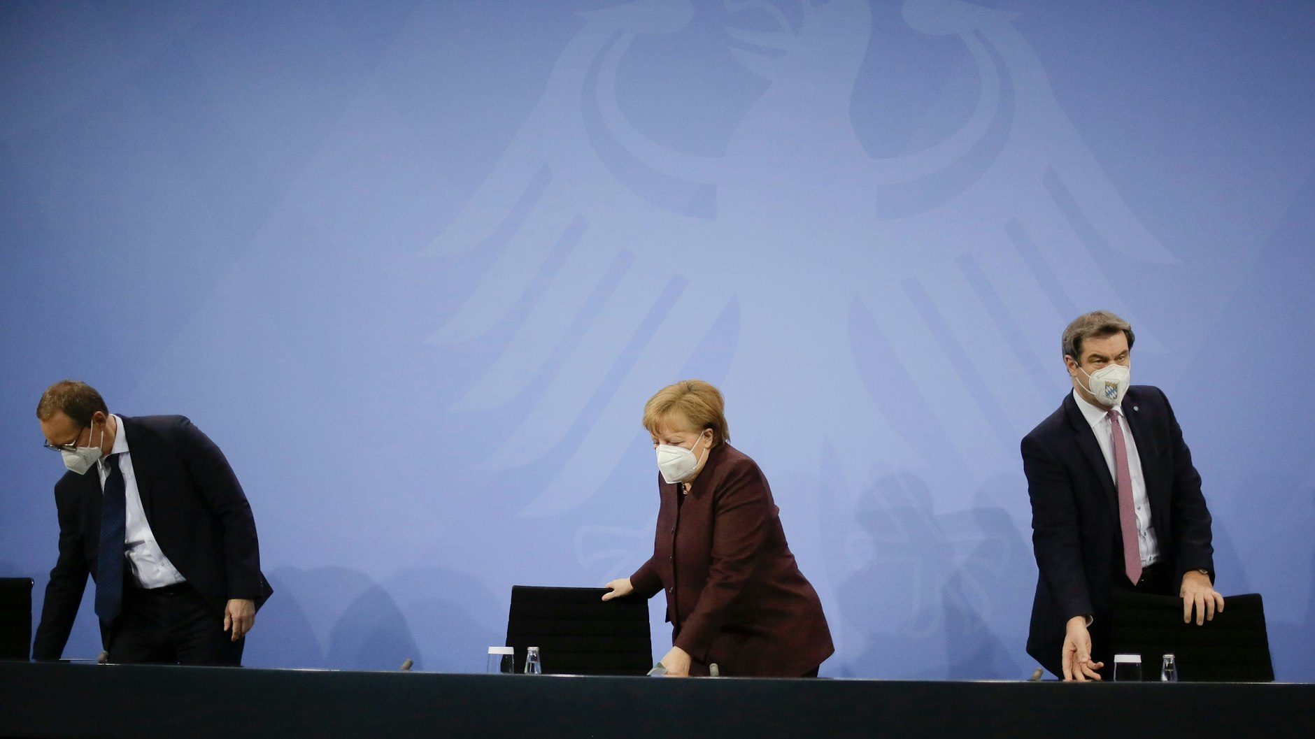 Alle paar Wochen das gleiche Ritual: Kanzlerin Angela Merkel (CDU), Berlins Regierender Bürgermeister Michael Müller (SPD) und Bayerns Ministerpräsident Markus Söder (CSU) informieren über die MPK-Beschlüsse.