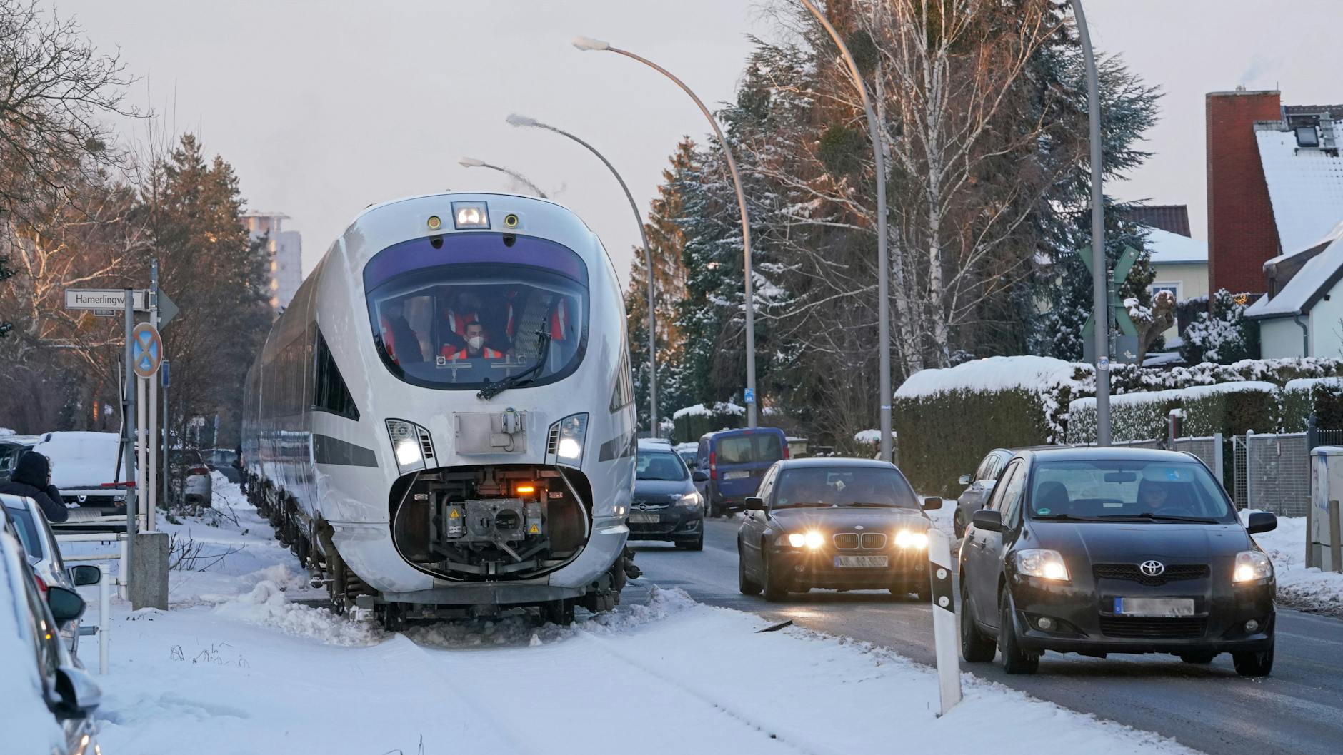 Seit 2018 war hier kein Zug mehr gefahren: das rollende Techniklabor unterwegs am Dahlemer Weg.