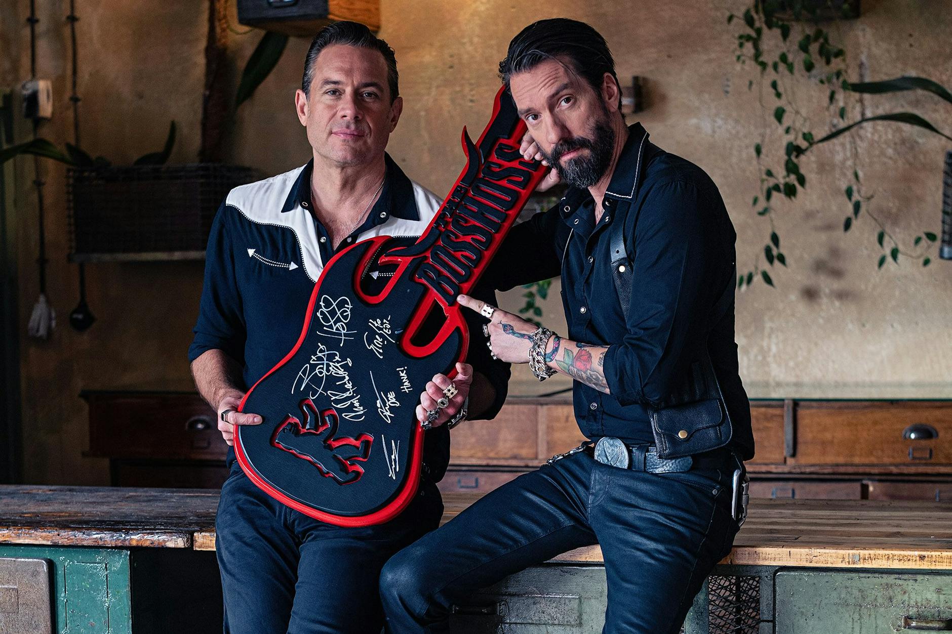 Auch Alec Völkel und Sascha Vollmer von BossHoss machen bei der Aktion mit.<br>