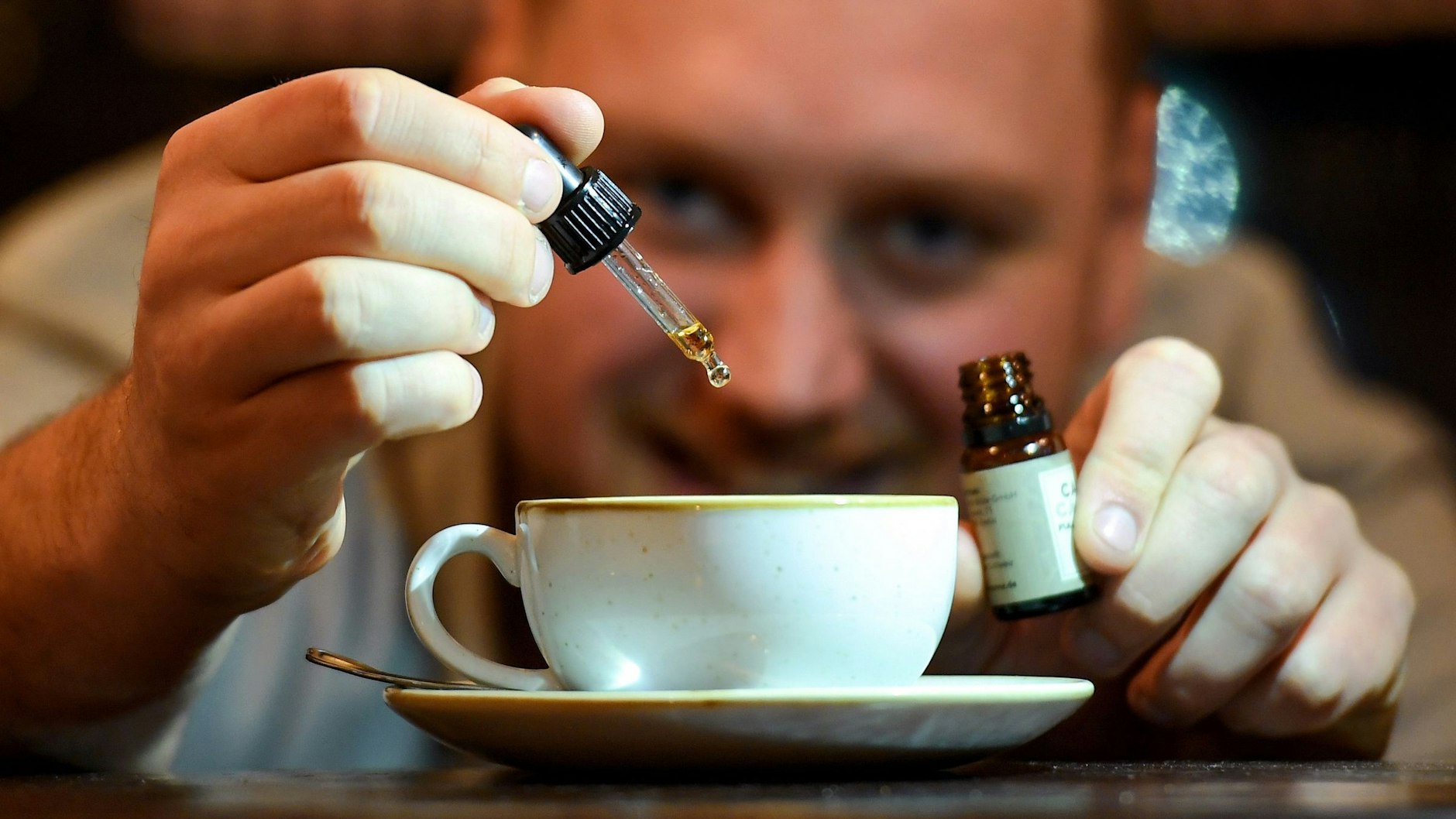 Im Café Canna in Prenzlauer Berg wird CBD-Öl in einen Cappuccino gemischt. Der Wirkstoff aus der weiblichen Hanfpflanze soll beruhigen und Schmerzen lindern – so das Versprechen.&nbsp;