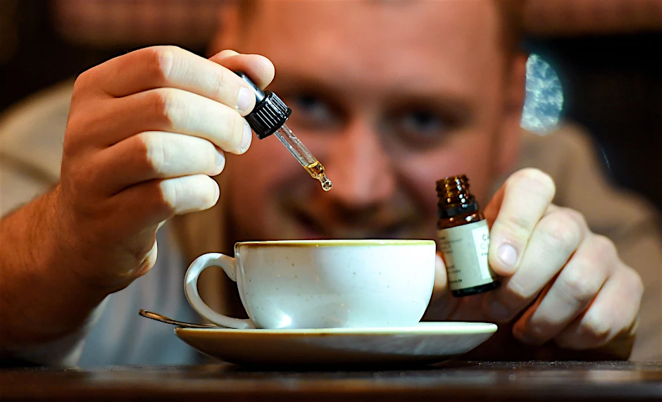 Im Café Canna in Prenzlauer Berg wird CBD-Öl in einen Cappuccino gemischt. Der Wirkstoff aus der weiblichen Hanfpflanze soll beruhigen und Schmerzen lindern – so das Versprechen.&nbsp;