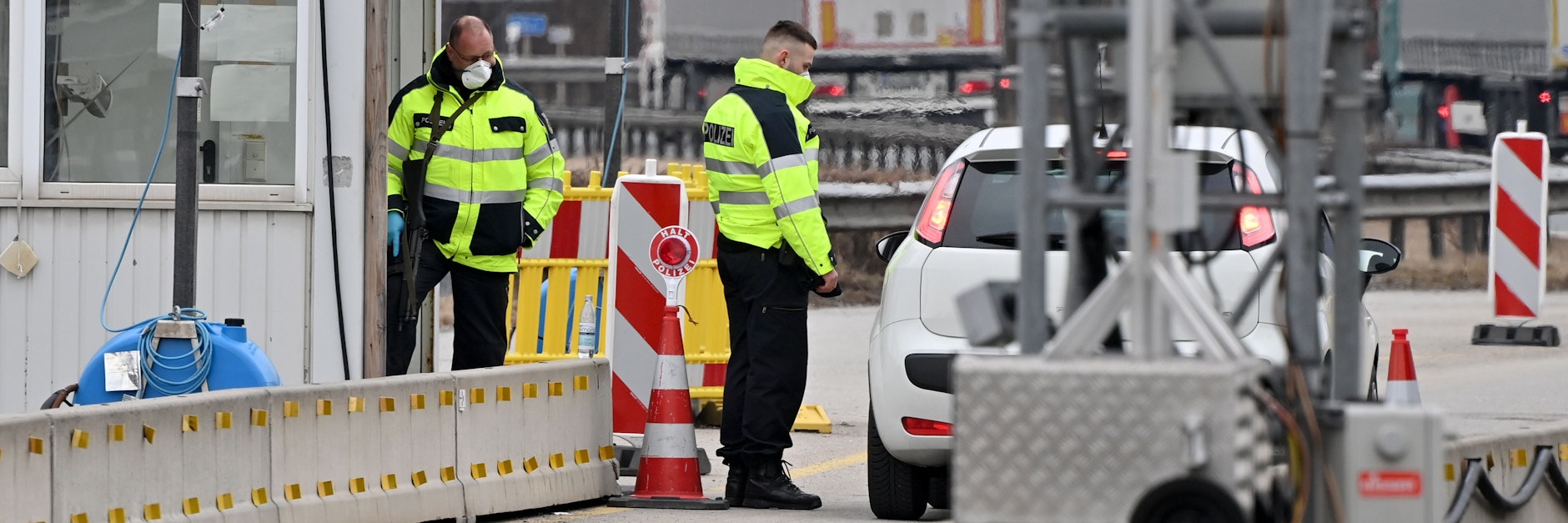 Beamte der deutschen Bundespolizei kontrollieren auf der Autobahn am Grenzpunkt zwischen Kufstein (Österreich) und Kiefersfelden (Deutschland) die aus Österreich mit dem Pkw einreisen Personen.&nbsp;