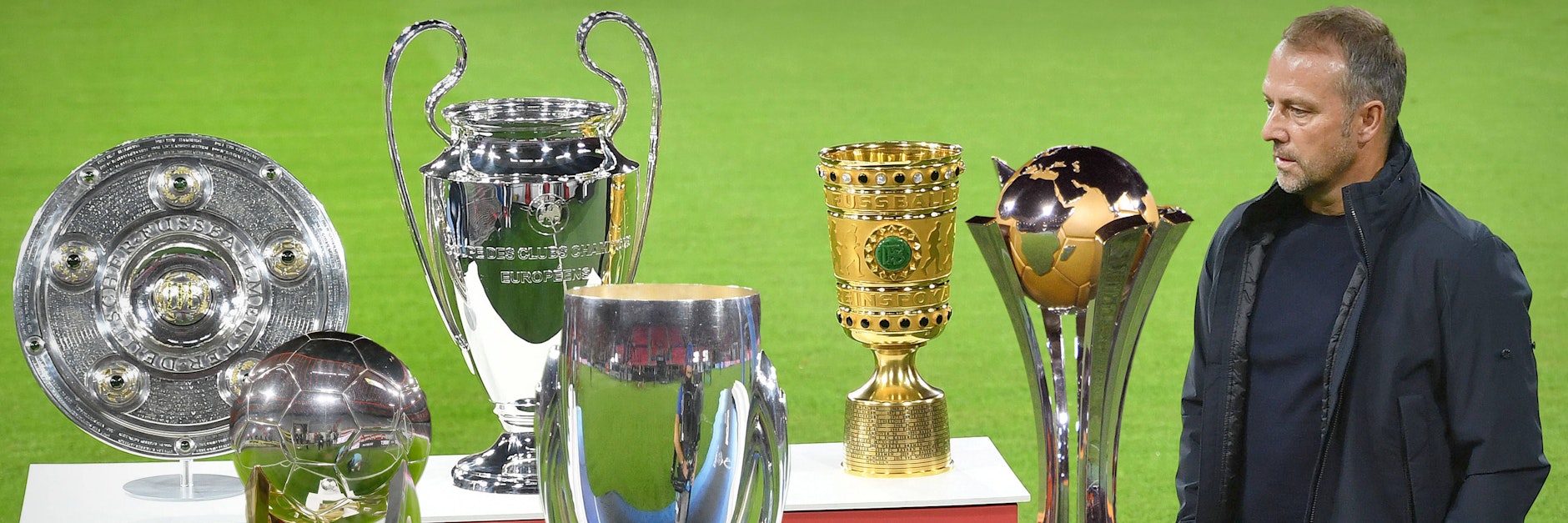 Die Freude bei Bayerns Coach Hansi Flick über sechs Titel ist nur kurz. Denn jetzt wird es richtig hart für den Rekordmeister.&nbsp;