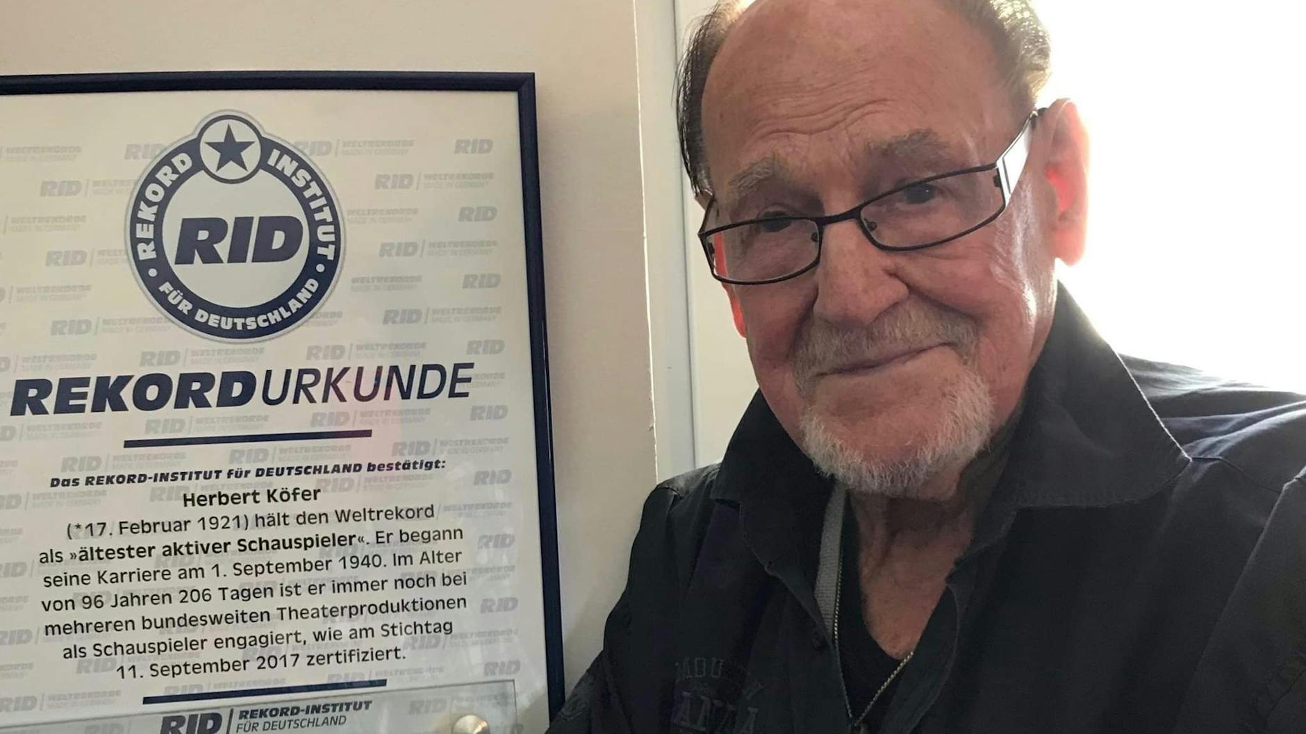 Herbert Köfer vor der Urkunde des Rekord-Institutes für Deutschland, die bestätigt, dass der Star der älteste aktive Schauspieler der Welt ist.<br>