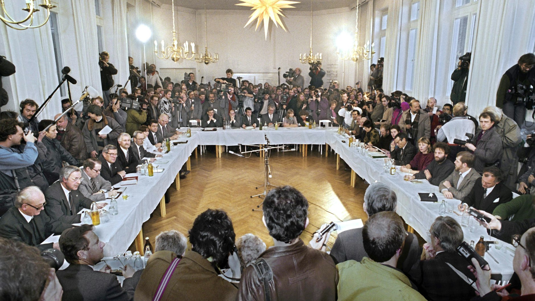 Zentraler Runder Tisch in Ost-Berlin im Dezember 1989.