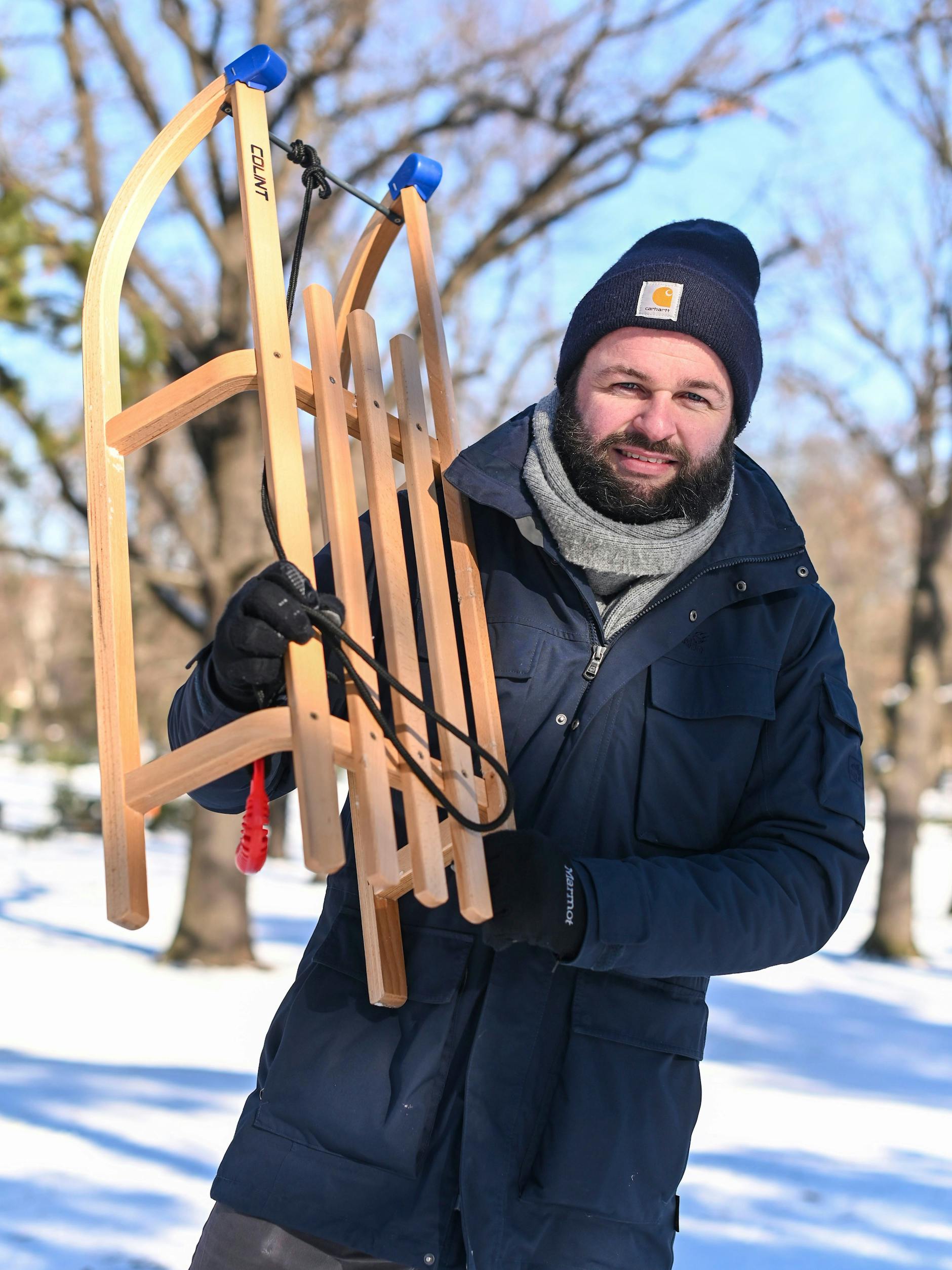 Pascal (37) versteht nicht, wohin der Schnee verschwunden ist.<br>