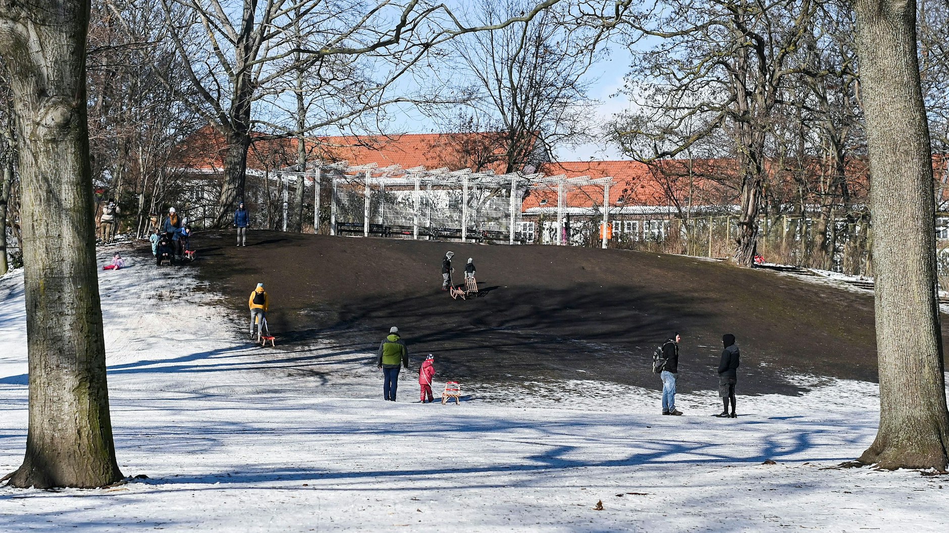 Wo ist nur der Schnee auf dem Rodel-Hügel geblieben? Das fragen sich auch die Anwohner.<br>
