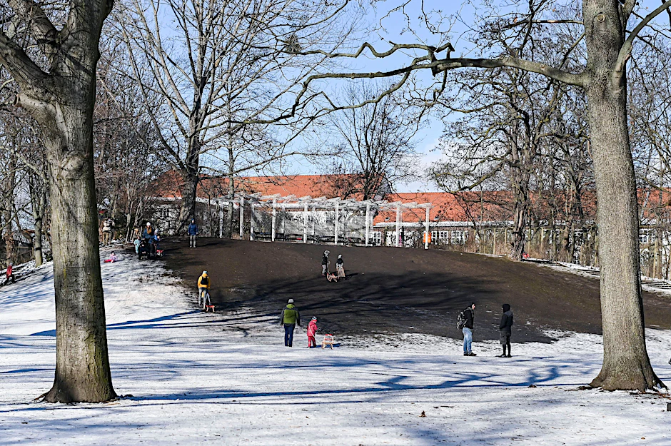 Wo ist nur der Schnee auf dem Rodel-Hügel geblieben? Das fragen sich auch die Anwohner.<br>