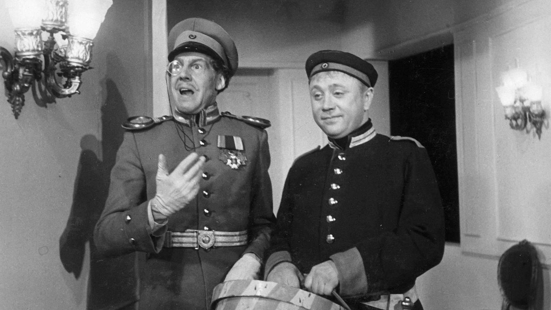 Uniformen musste Herbert Köfer später auch in Filmen tragen. Hier in der Defa-Komödie „Ein Polterabend“ mit Werner Peters (1955).