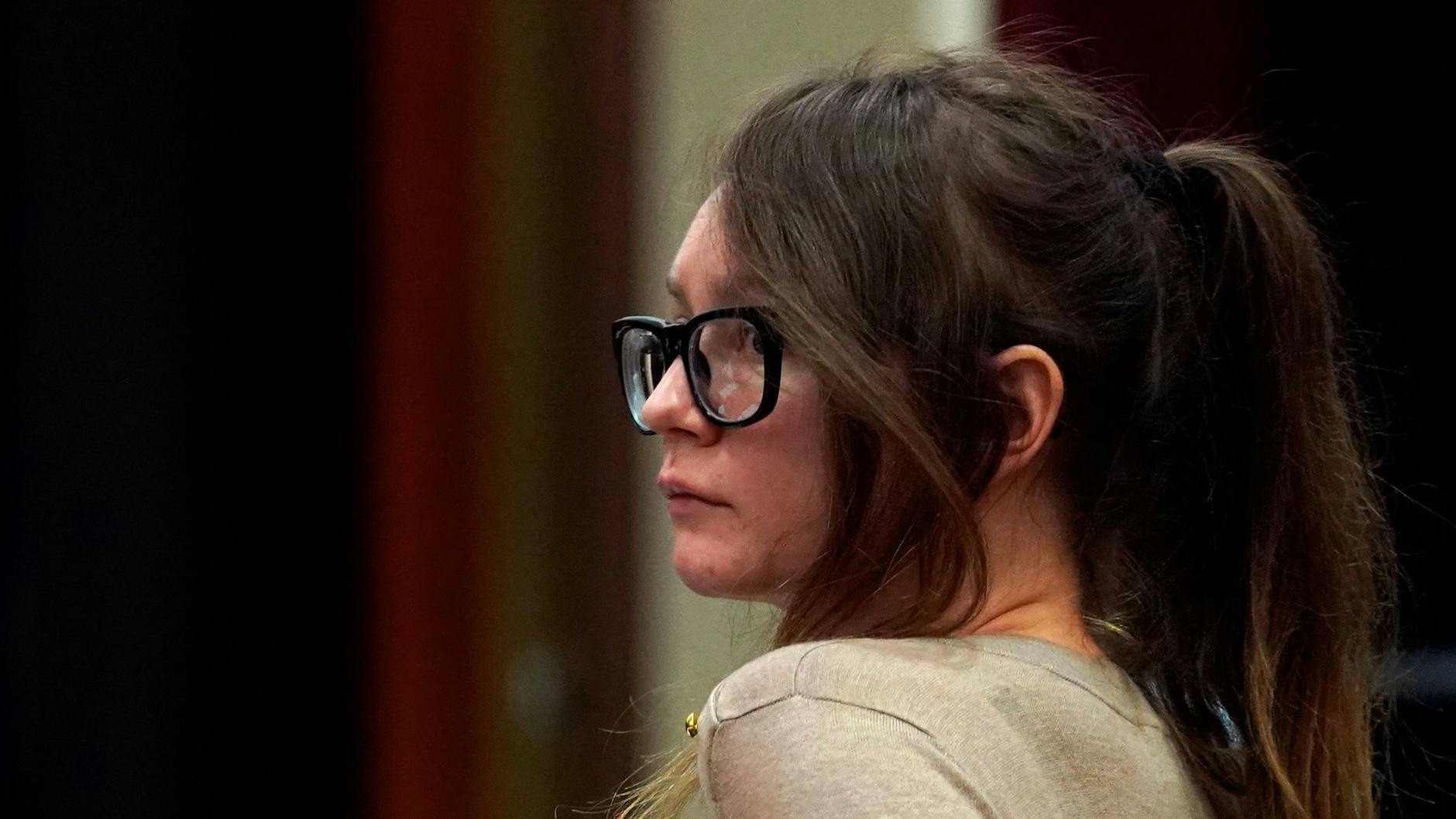 Anna Sorokin, die sich als Millionenerbin Anna Delvey ausgab, im Gerichtssaal in New York.