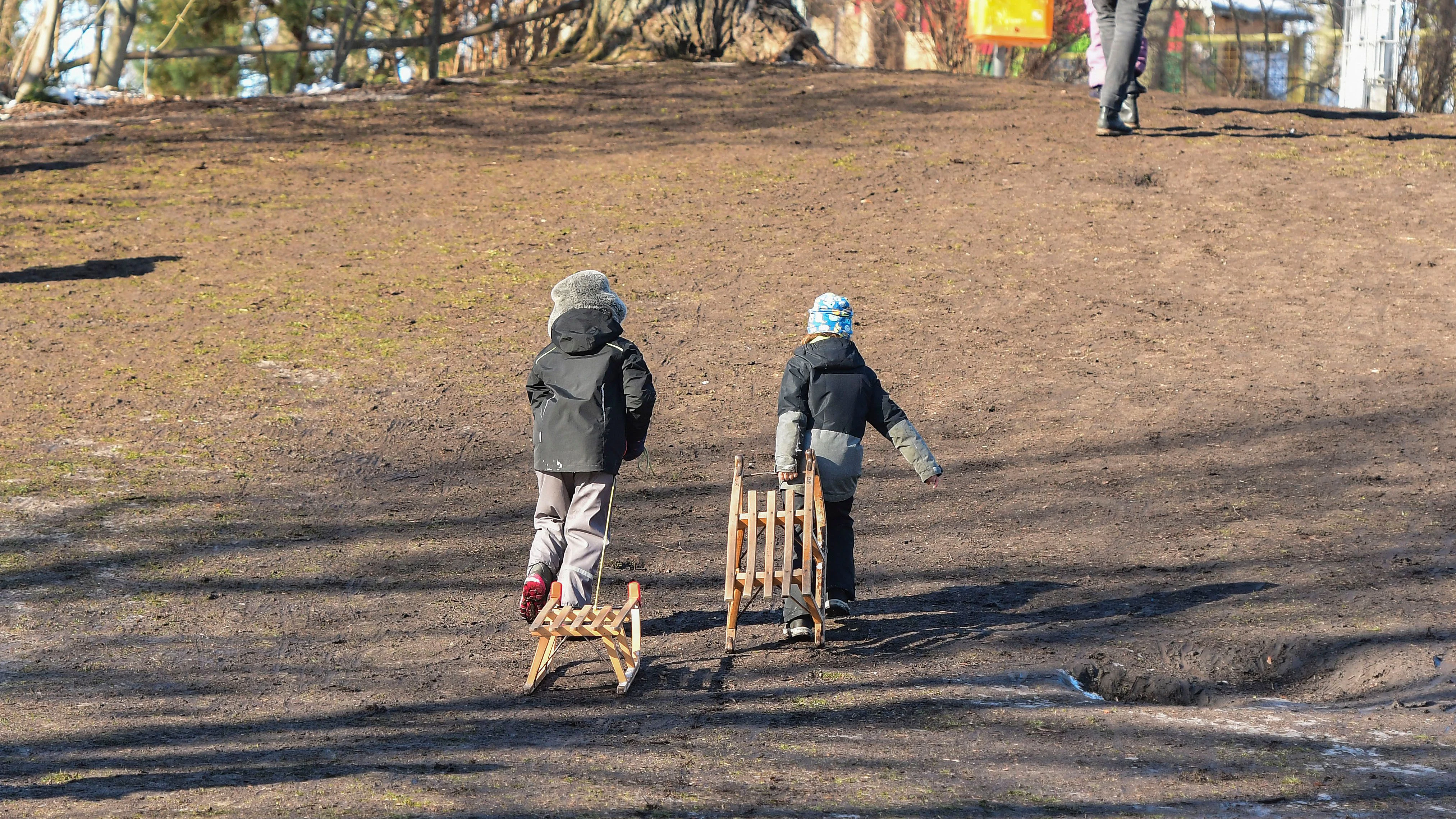 Einige Schlittenfahrer lassen sich von der Matsch-Wüste nicht beeindrucken.<br>