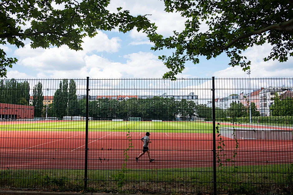 Einsam drehen die Jogger im Friedrich-Ludwig-Jahn-Sportpark im Prenzlauer Berg seit einigen Monaten ihre Runde. Wenn sie denn nicht nur Schnee, sondern auch der Lockdown am Sport in größeren Gruppen hindert.