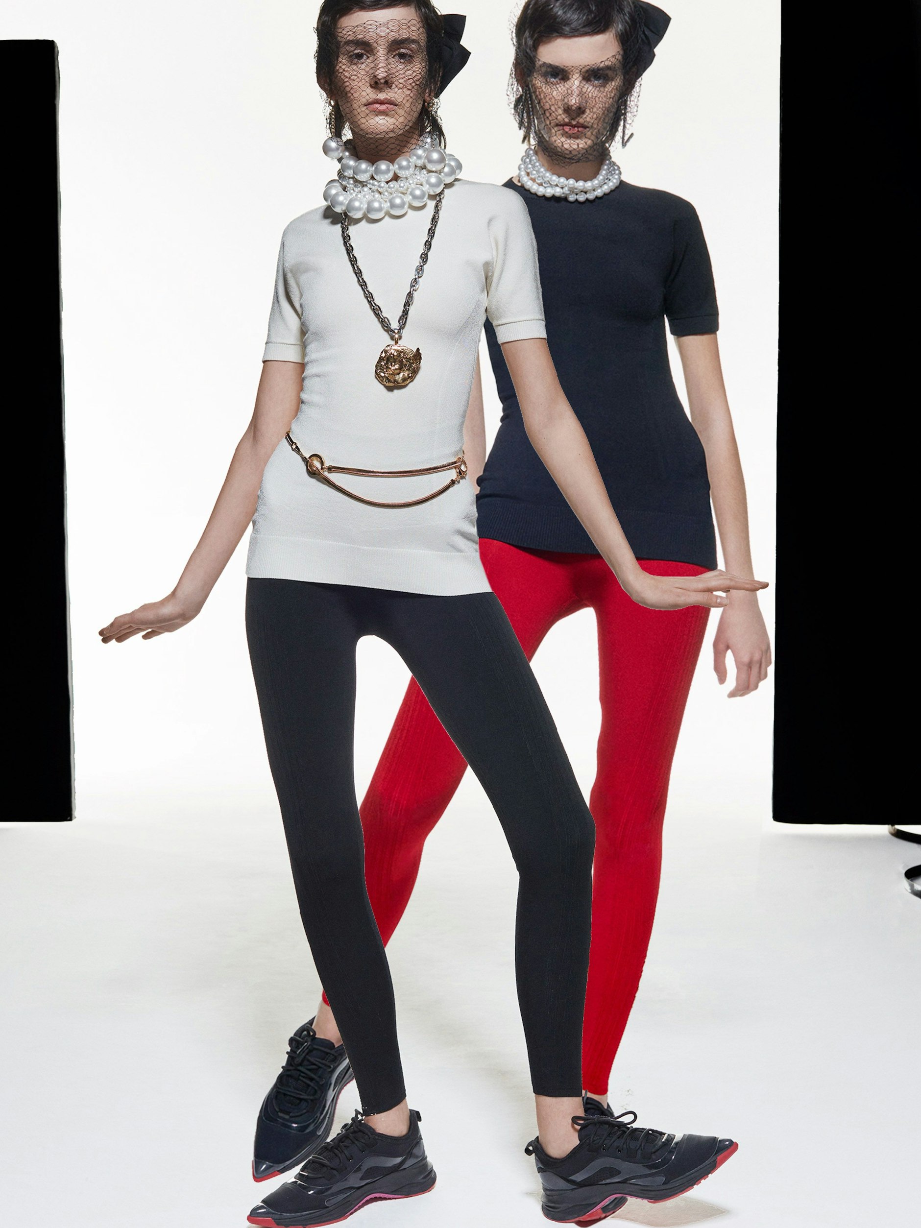 So ist weniger (am Leib) tatsächlich mehr: „MyBody“-T-Shirts (250 Euro) und spitze „Pointy Sneaks“ (455 Euro), alles von AZ Factory.