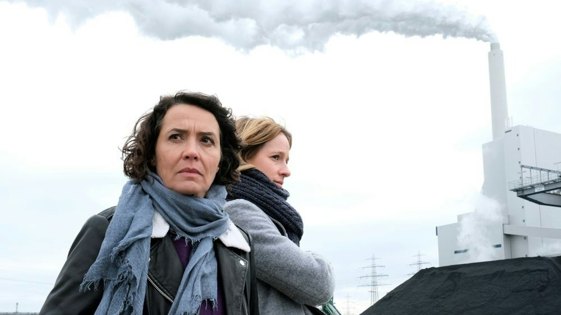 Die Ludwigshafener Kommissarinnen Lena Odenthal (Ulrike Folkerts) und Johanna Stern (Lisa Bitter) im ARD-„Tatort“ „Hetzjagd“.