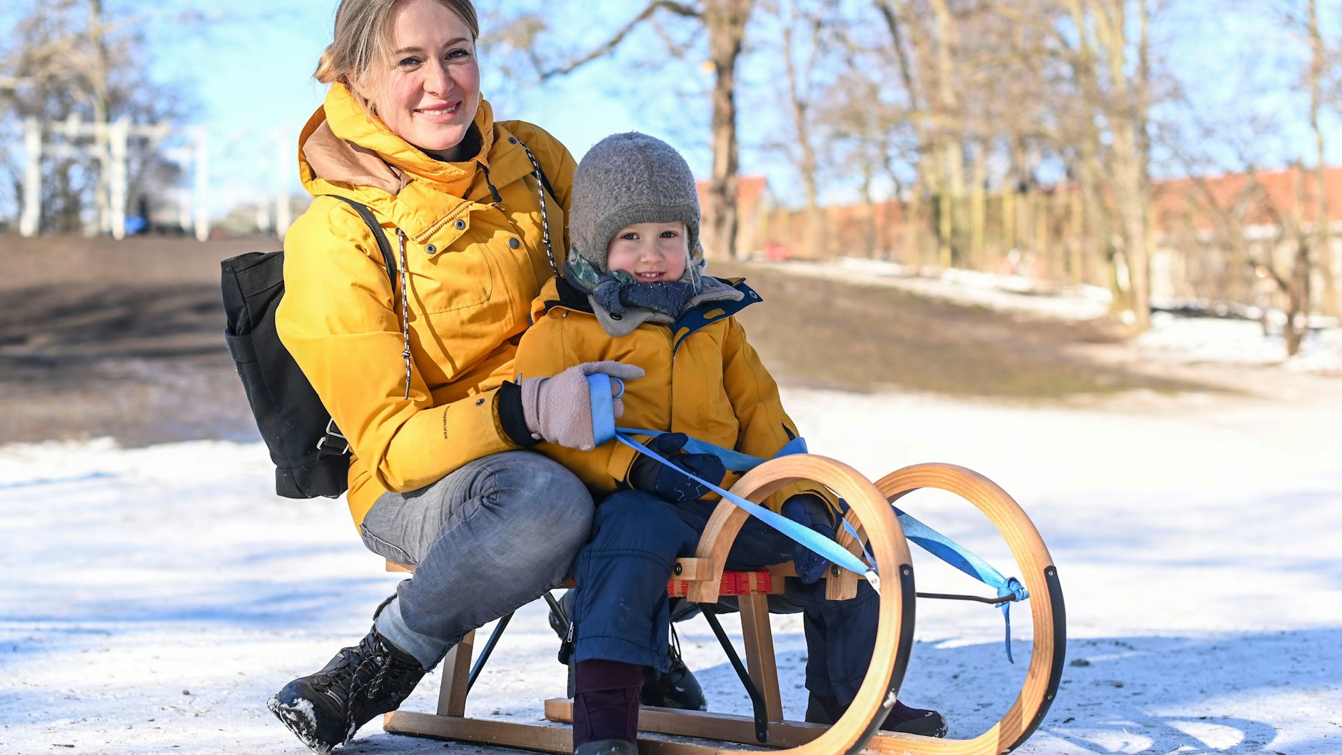Barbara (37) und Mila (3) tippen darauf, dass warme Rohre in der Erde verlaufen.<br>