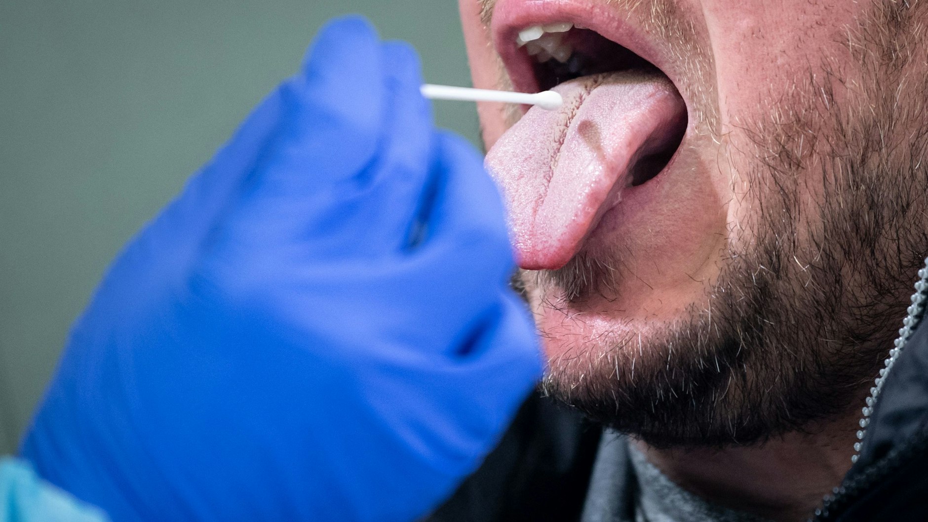 Üblicherweise nimmt geschultes Personal die Corona-Abstriche vor. Das soll demnächst nicht mehr notwendig sein.