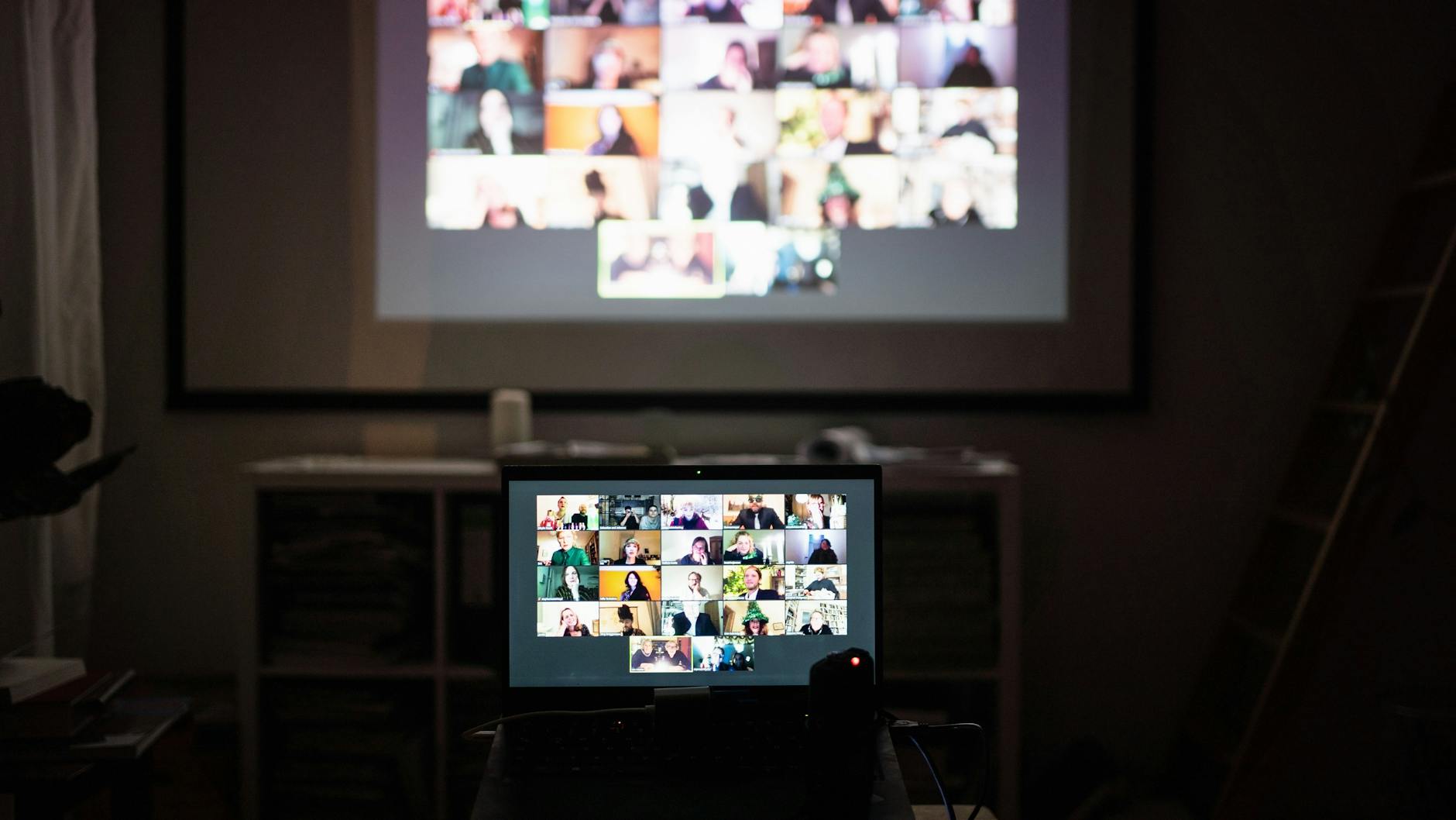 Seit der Pandemie Standard professionell wie privat: Videokonferenzen via Zoom & Co.