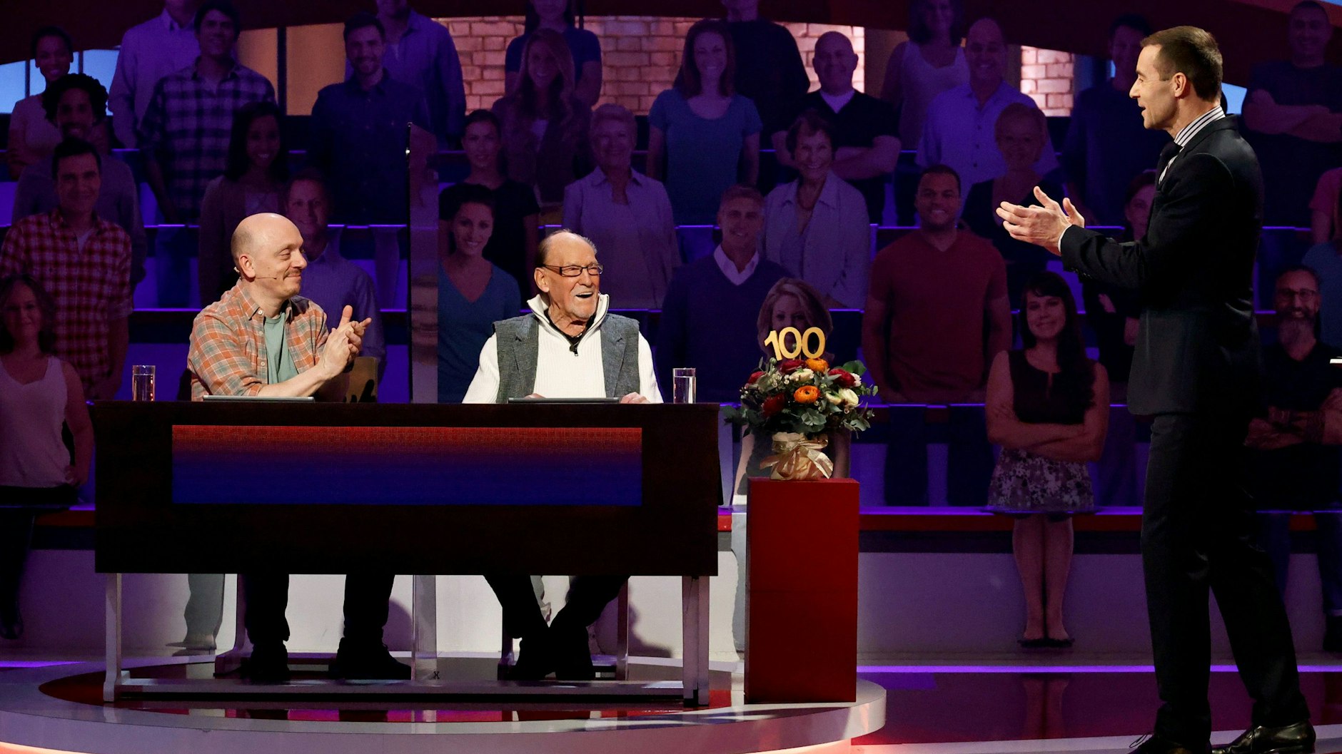 In der Aufzeichnung  von „Wer weiß denn sowas?“ wird Herbert Köfer von Moderator Kai Pflaume und Rate-Fuchs Bernhard Hoëcker (li.). Am 100. Geburtstag des Schauspielers, dem 17. Februar, wird die Quiz-Show im Ersten gezeigt.