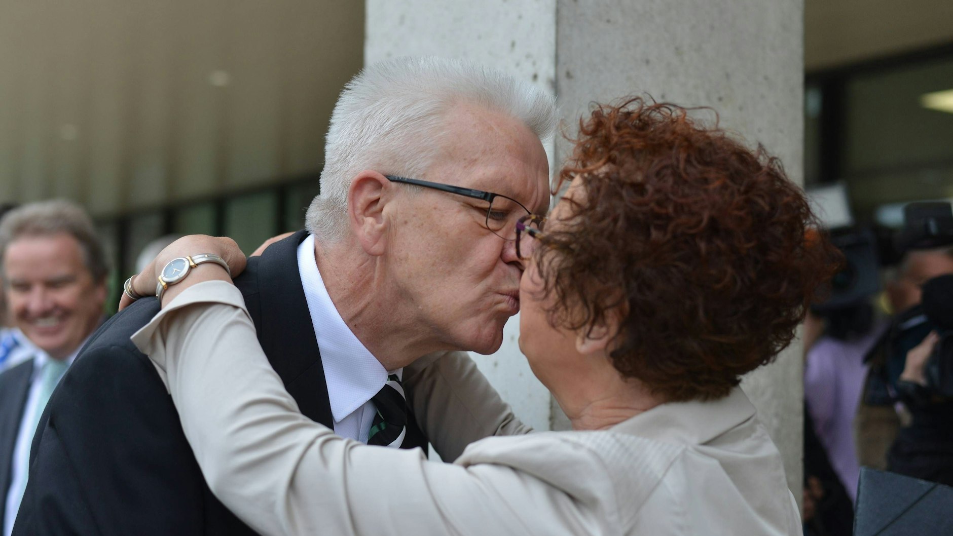 Liebevoll gratulierte Gerlinde Kretschmann ihrem Mann zur Wahl des Ministerpräsidenten im Landtag Baden-Würrtemberg. 