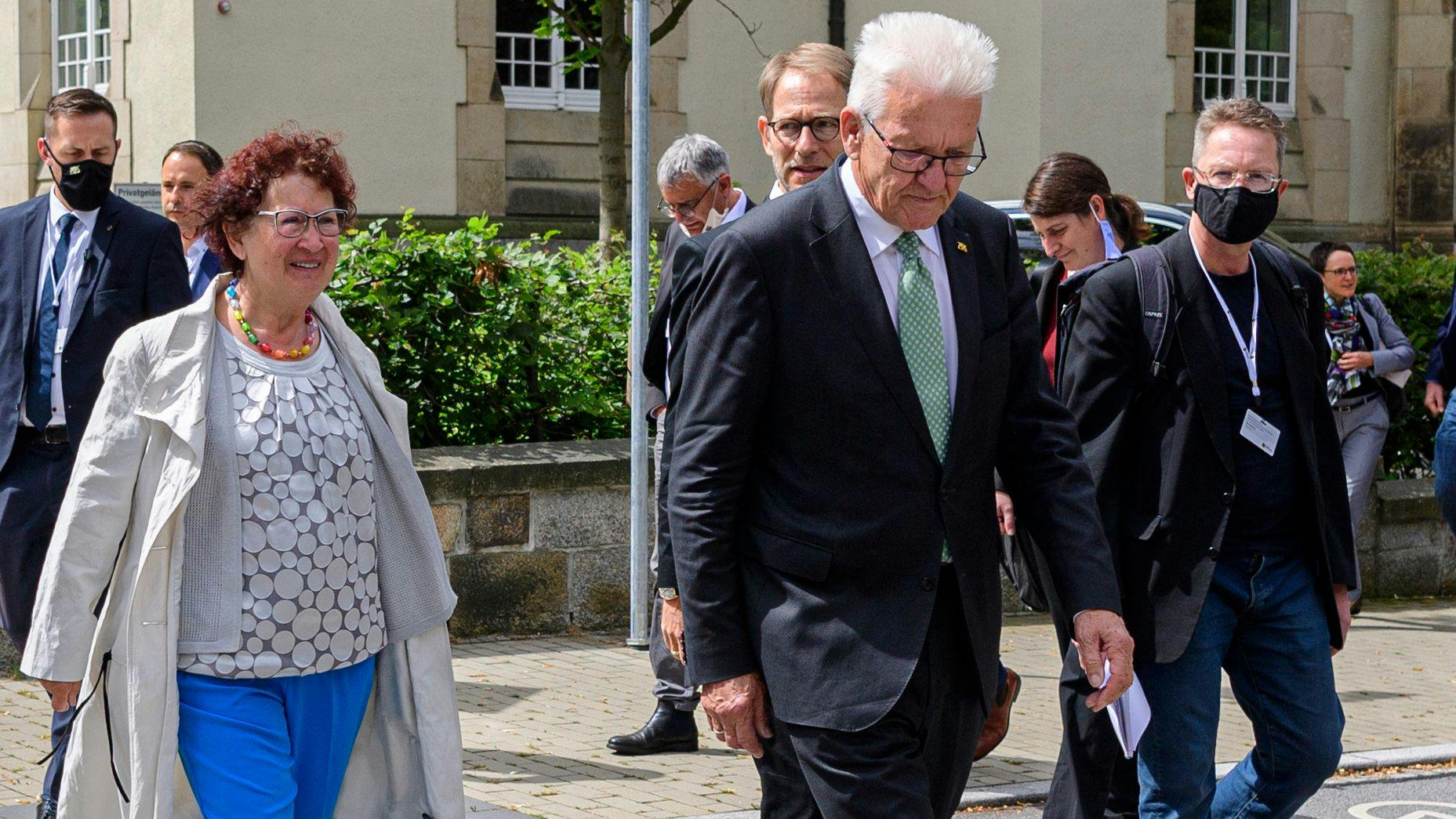 Winfried Kretschmann will seiner Frau jetzt beistehen. 