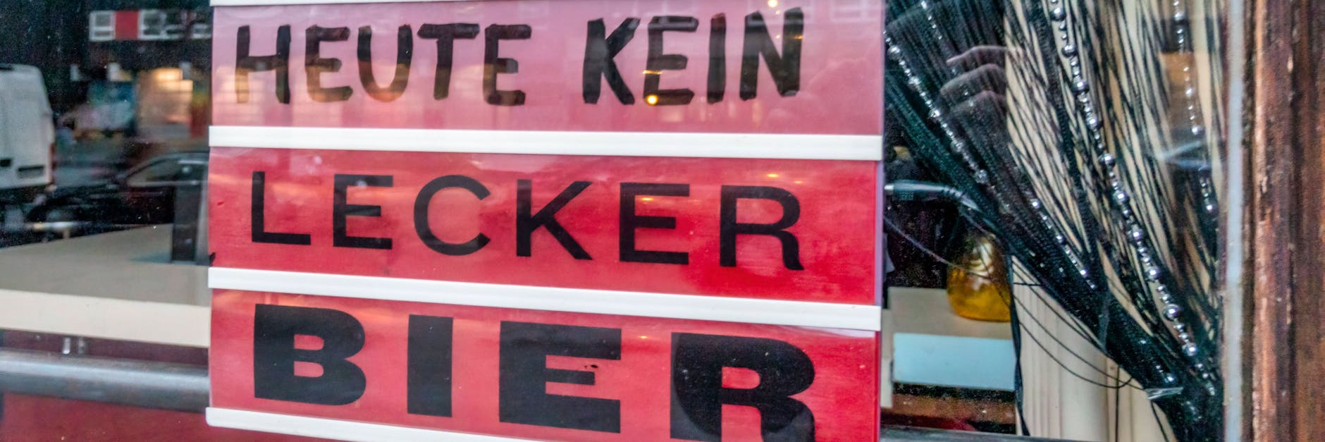 Berlins Kneipen, Cafés und Restaurants bleiben noch zu, aber Alkohol im freien, öffentlichen Raum ist nicht mehr verboten.