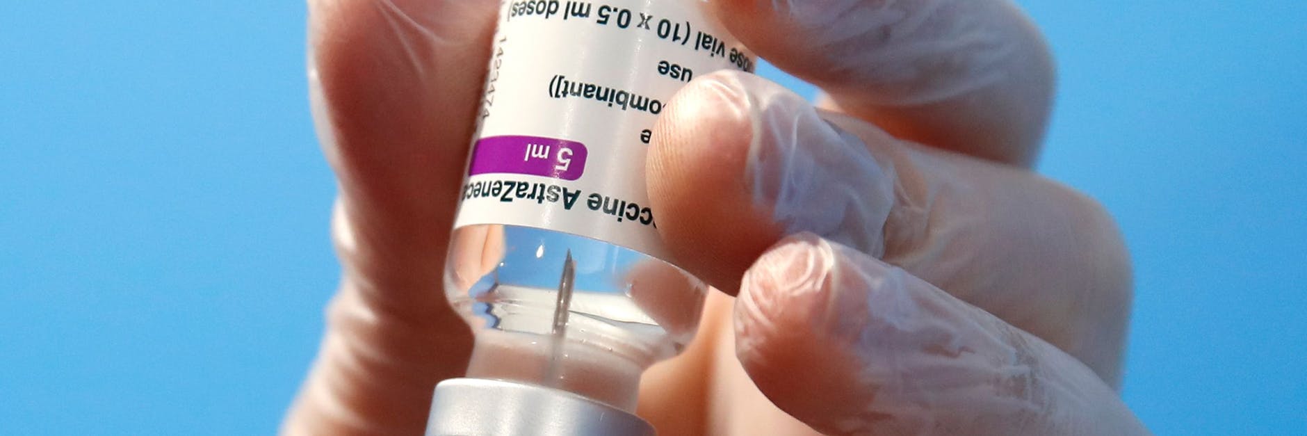 Eine Spritze wird mit dem Impfstoff von Astrazeneca aufgezogen.