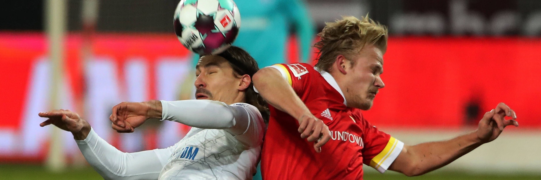 Benjamin Stambouli und Joel Pohjanpalo duellieren sich im Luftkampf.