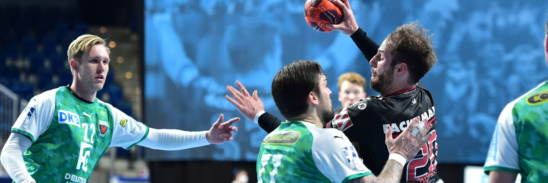 Marian Michalczik (l.) und Johan Koch können Erlangens Nico Büdel nicht stoppen.