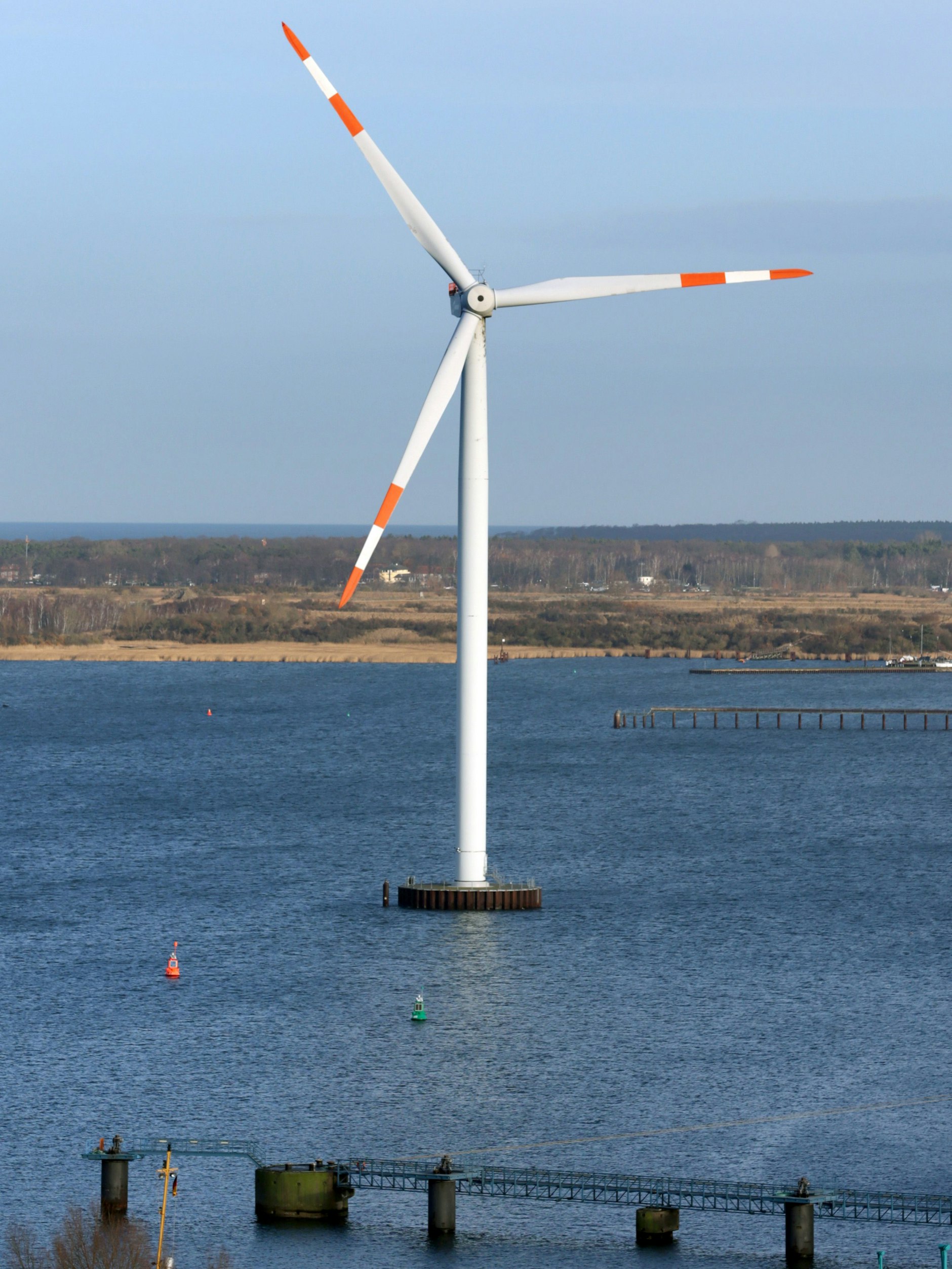 Das erste deutsche Offshore-Windrad vor Rostock.