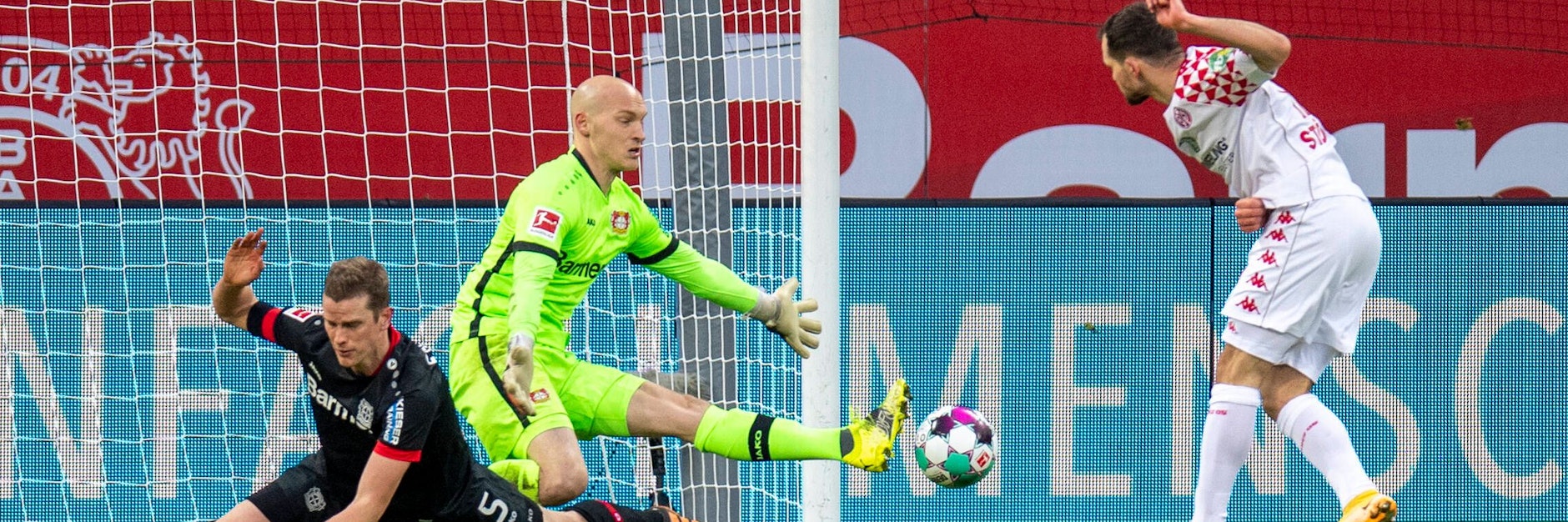 Kevin Stöger trifft für Mainz zum 2:2. Bayers Torwart Niklas Lomb ist machtlos.